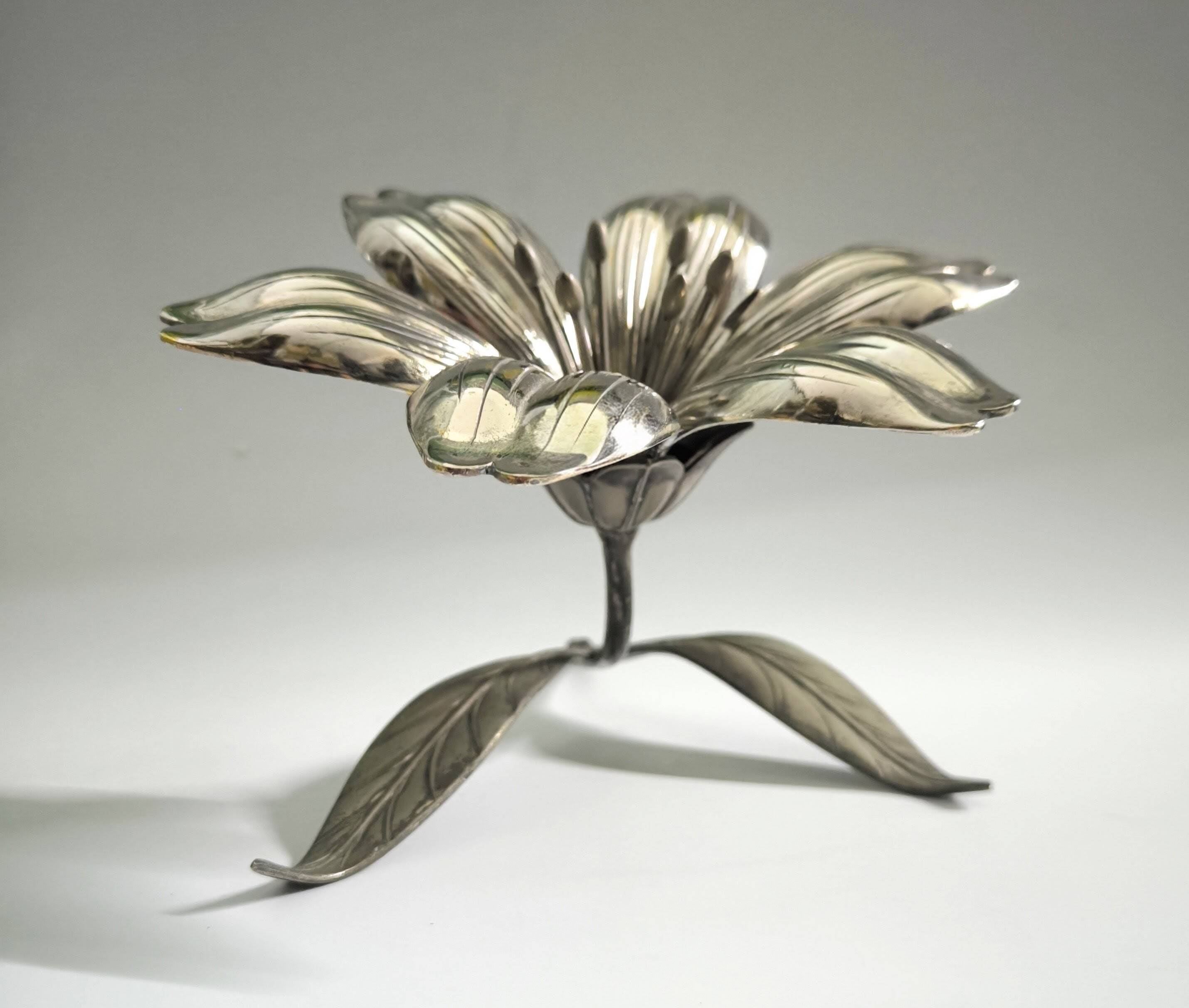 Metal ashtray in the shape of a flower, Sharp 1960s.