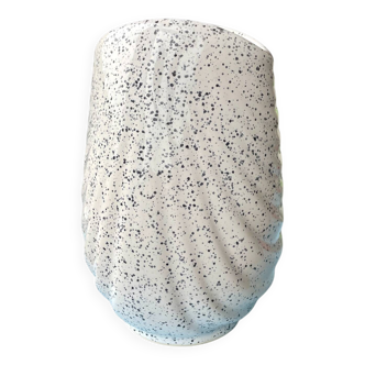 Vase coquillage en céramique mouchetée