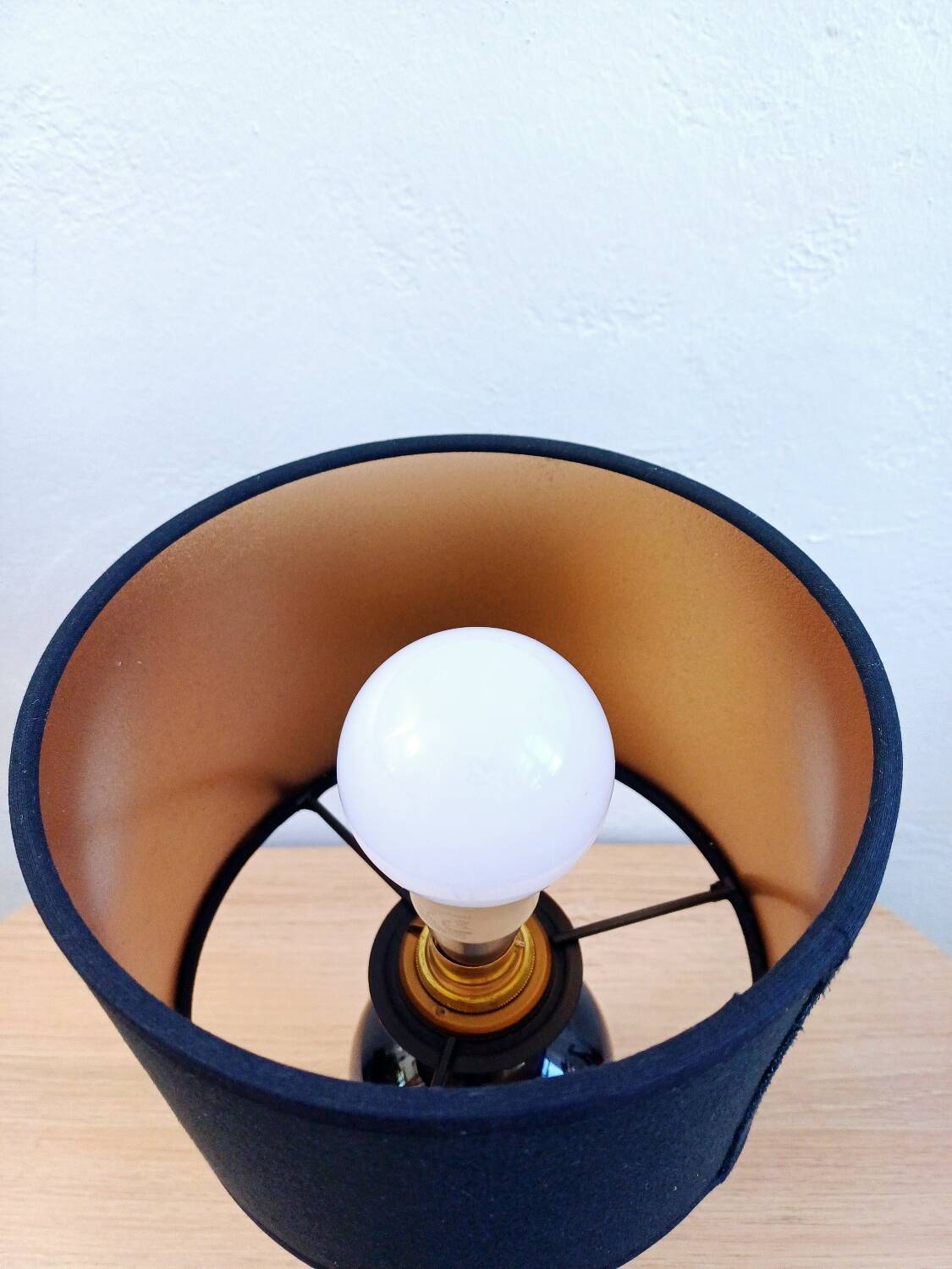 Lampe de table vintage en opaline noire avec abat-jour en velours neuf