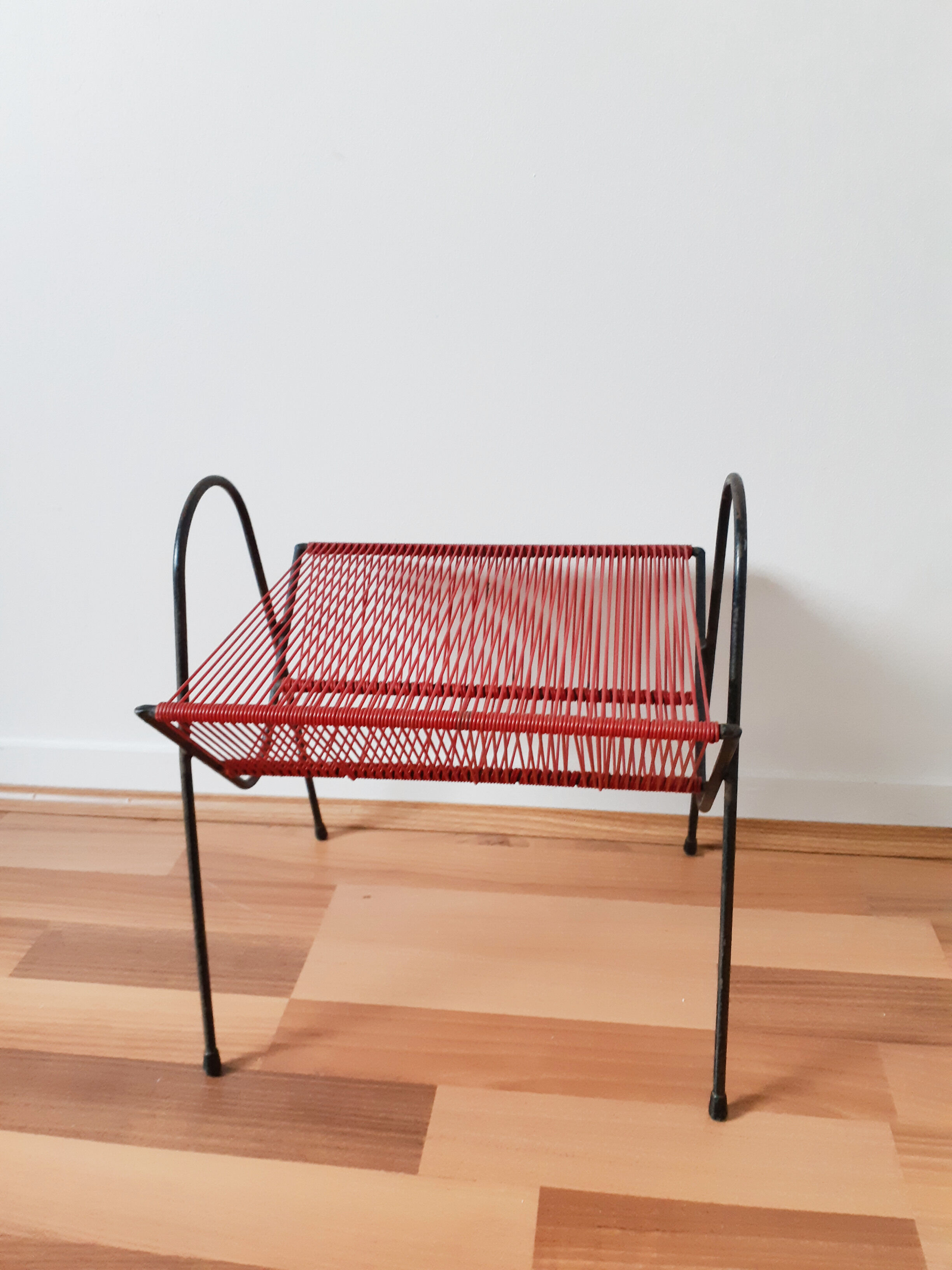 Porte-vinyles vintage en métal noir et scoubidou rouge,  années 50