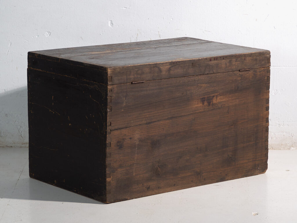 Coffre ancien peint en bois de pin – Chine, vers 1900