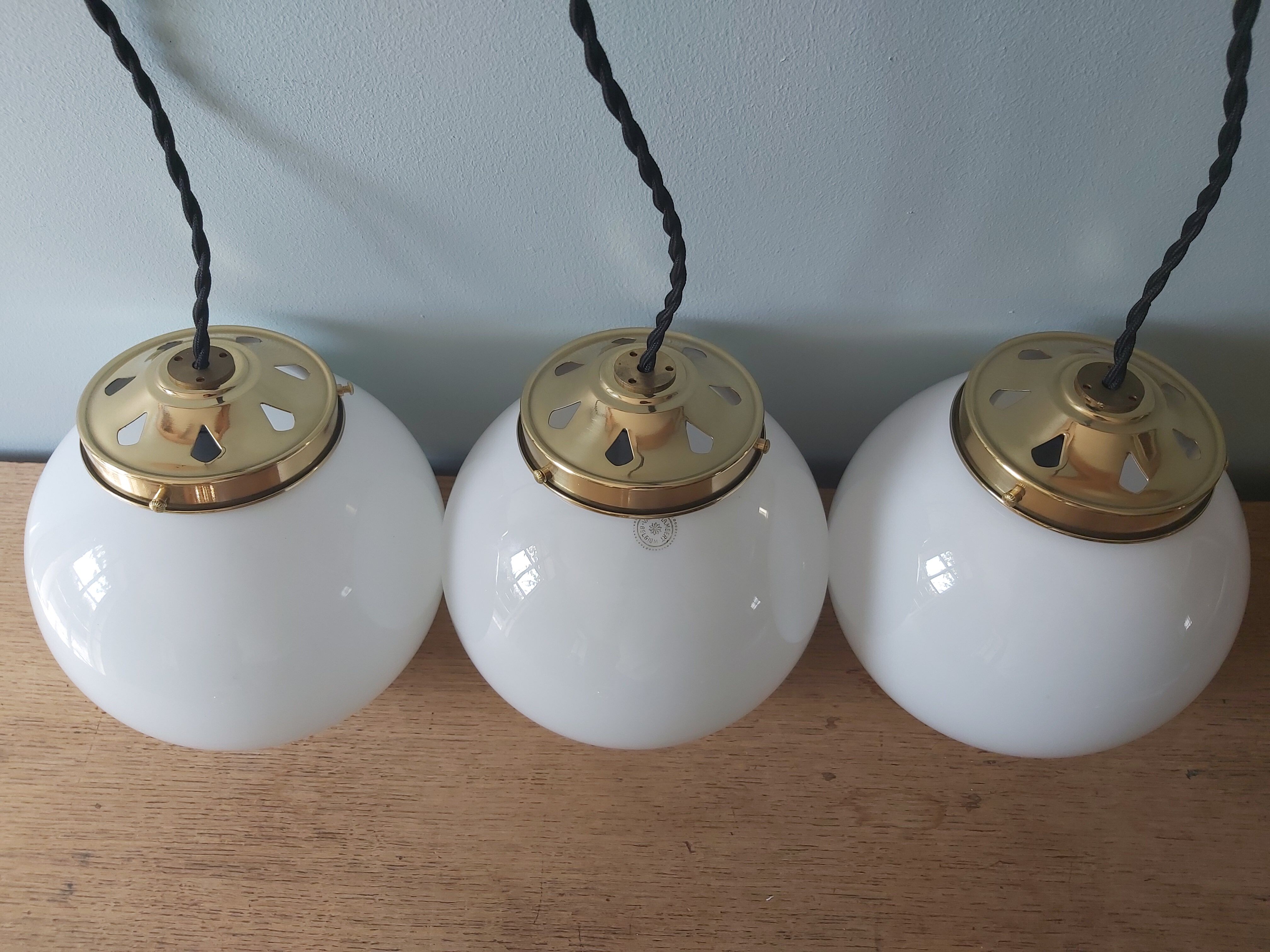 Lot de 3 suspensions art deco avec globe en opaline blanche