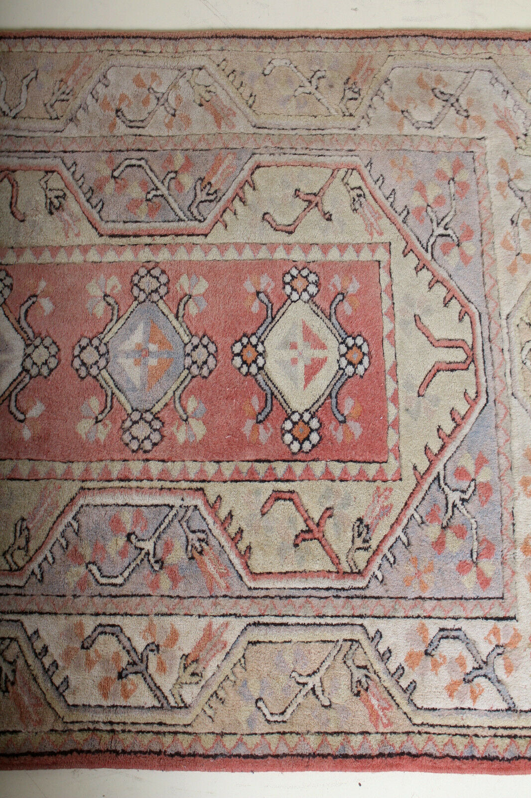 Rug melas Anatolian wool fringe on pink background 208x120cm