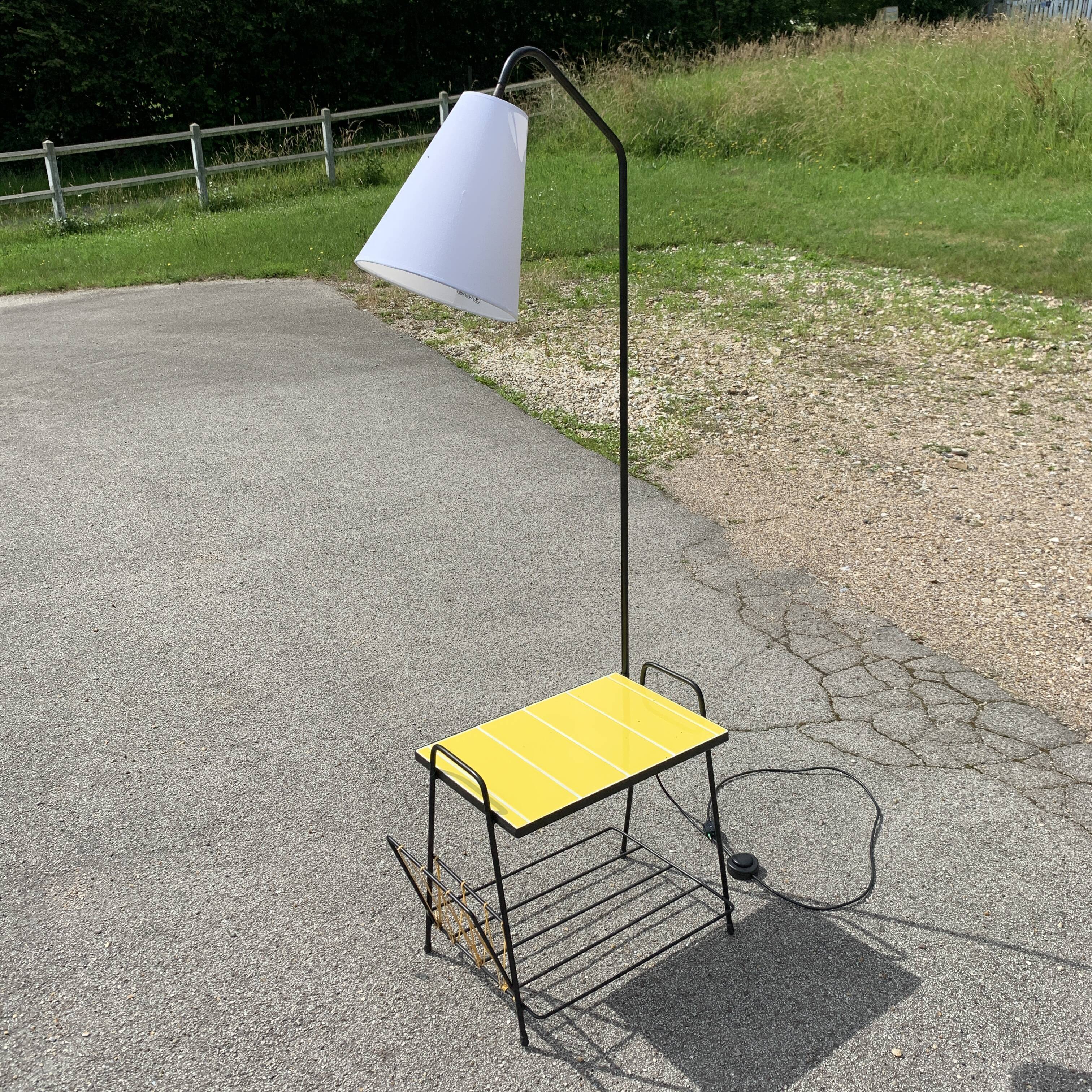 Reader lamp with tablet