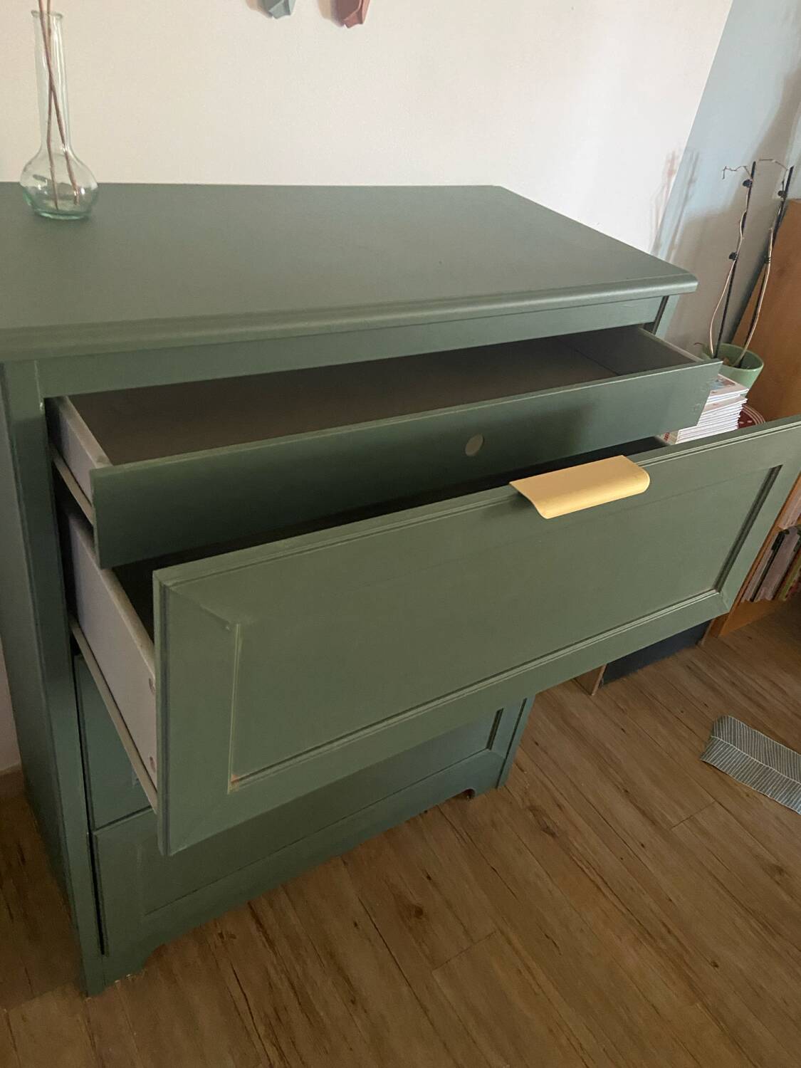 Green chest of drawers with 4 drawers