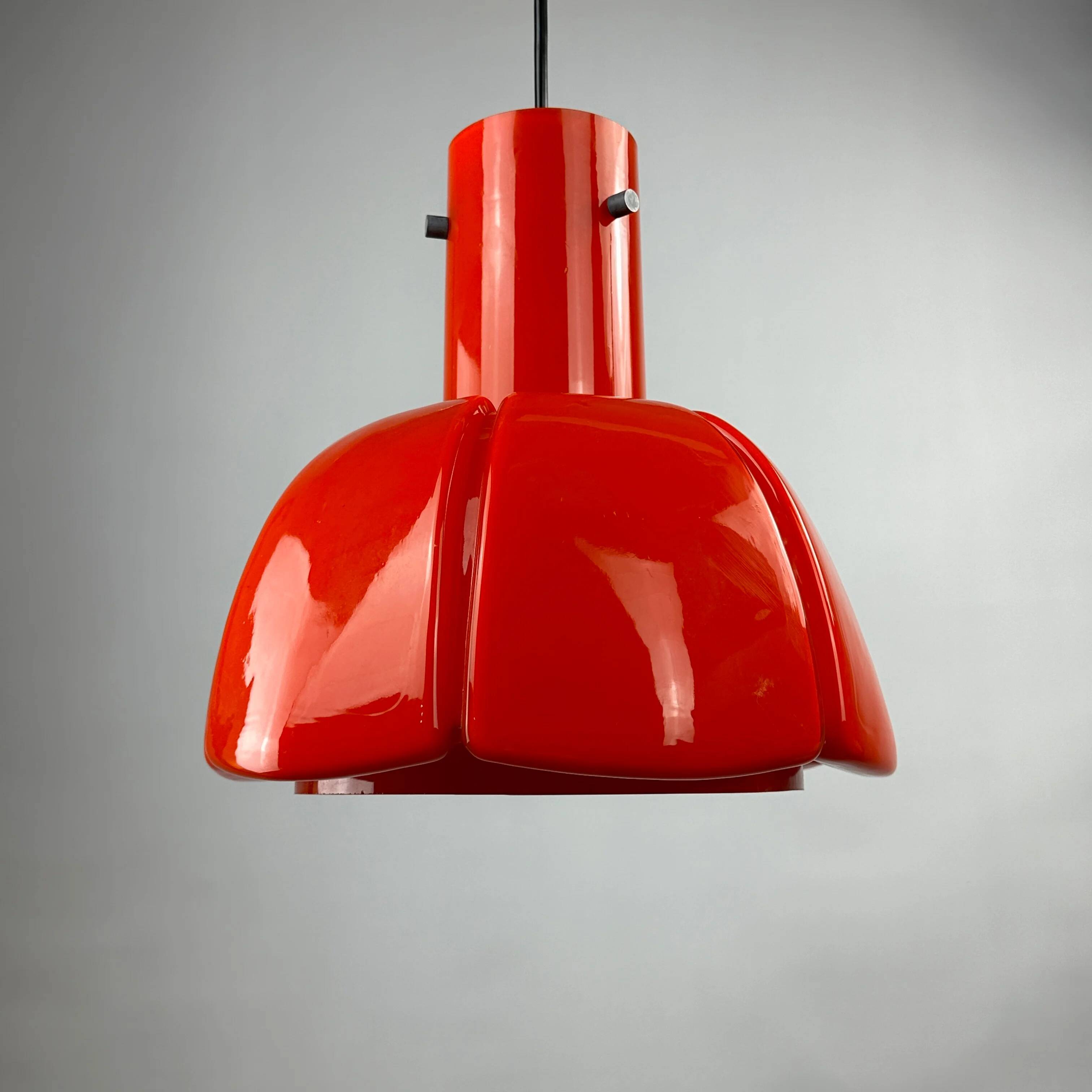 Red glass flower-shaped pendant by Glashütte Limburg.