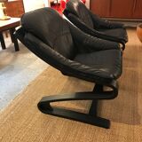 Paire de fauteuils en cuir noir, datant des années 70
