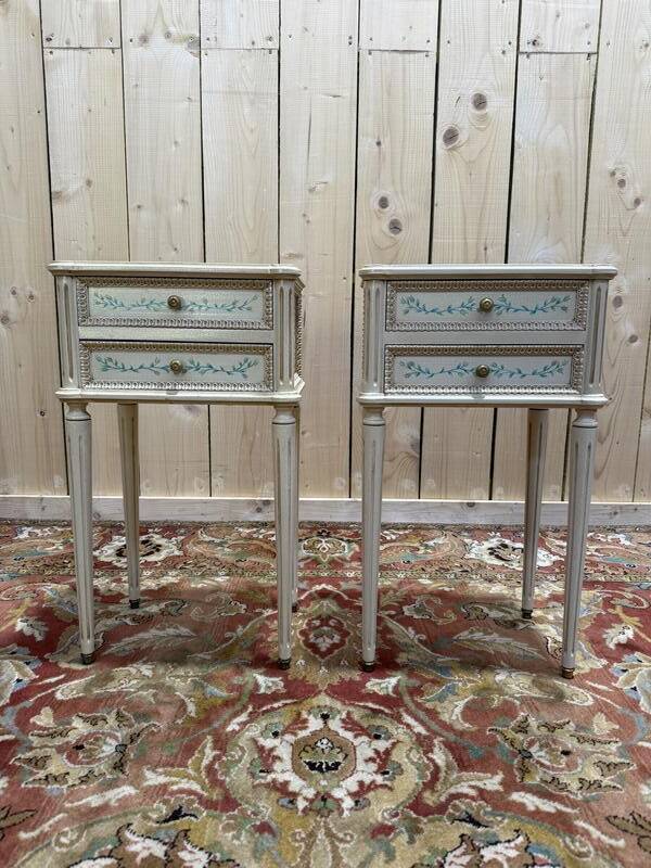 Paire de tables de chevets de style Louis XVI en bois peint