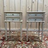 Paire de tables de chevets de style Louis XVI en bois peint