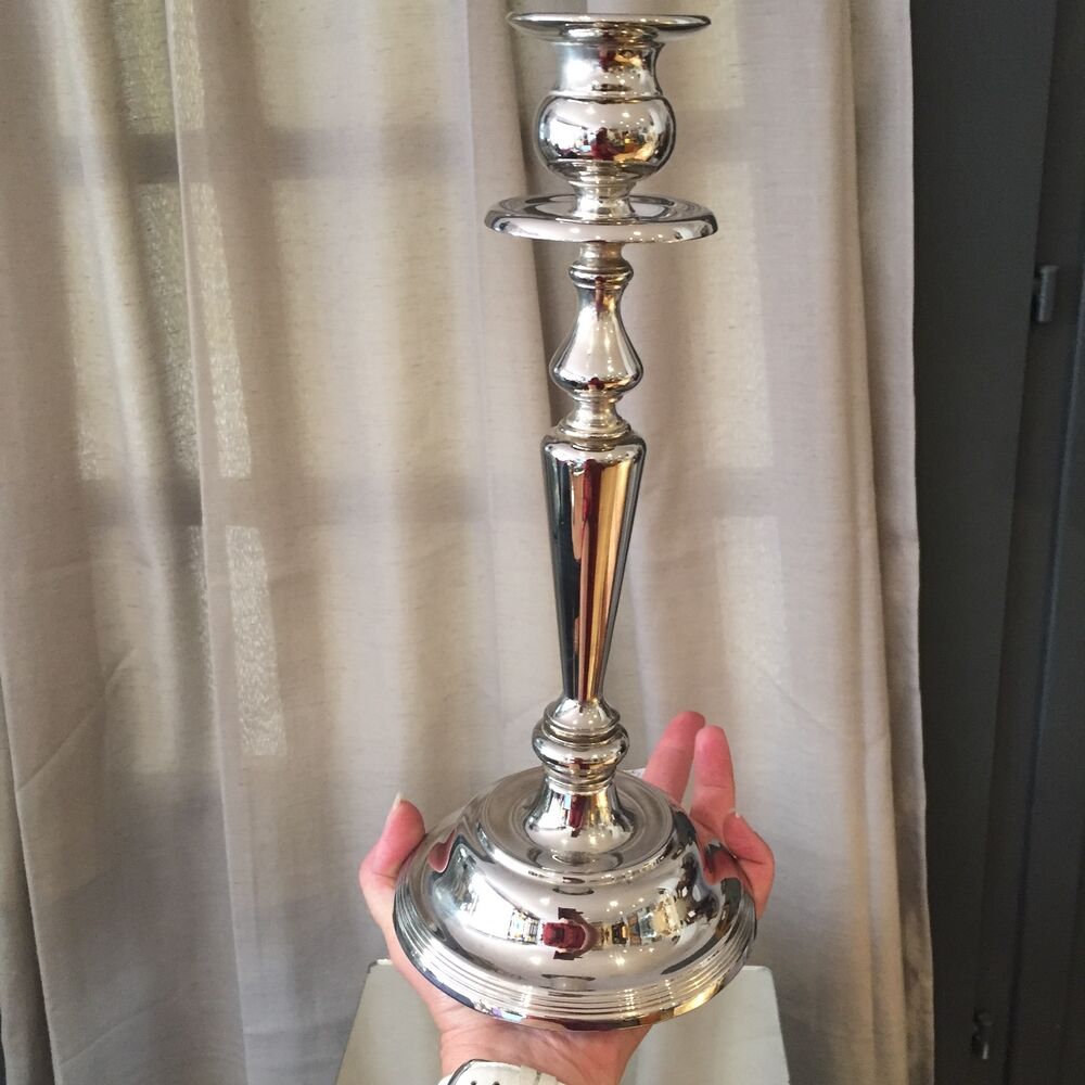 Pair of candle holders in sober and elegant silver metal