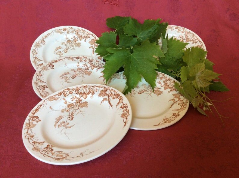 Set of 4 plates of old flat earth iron decor of vine leaf