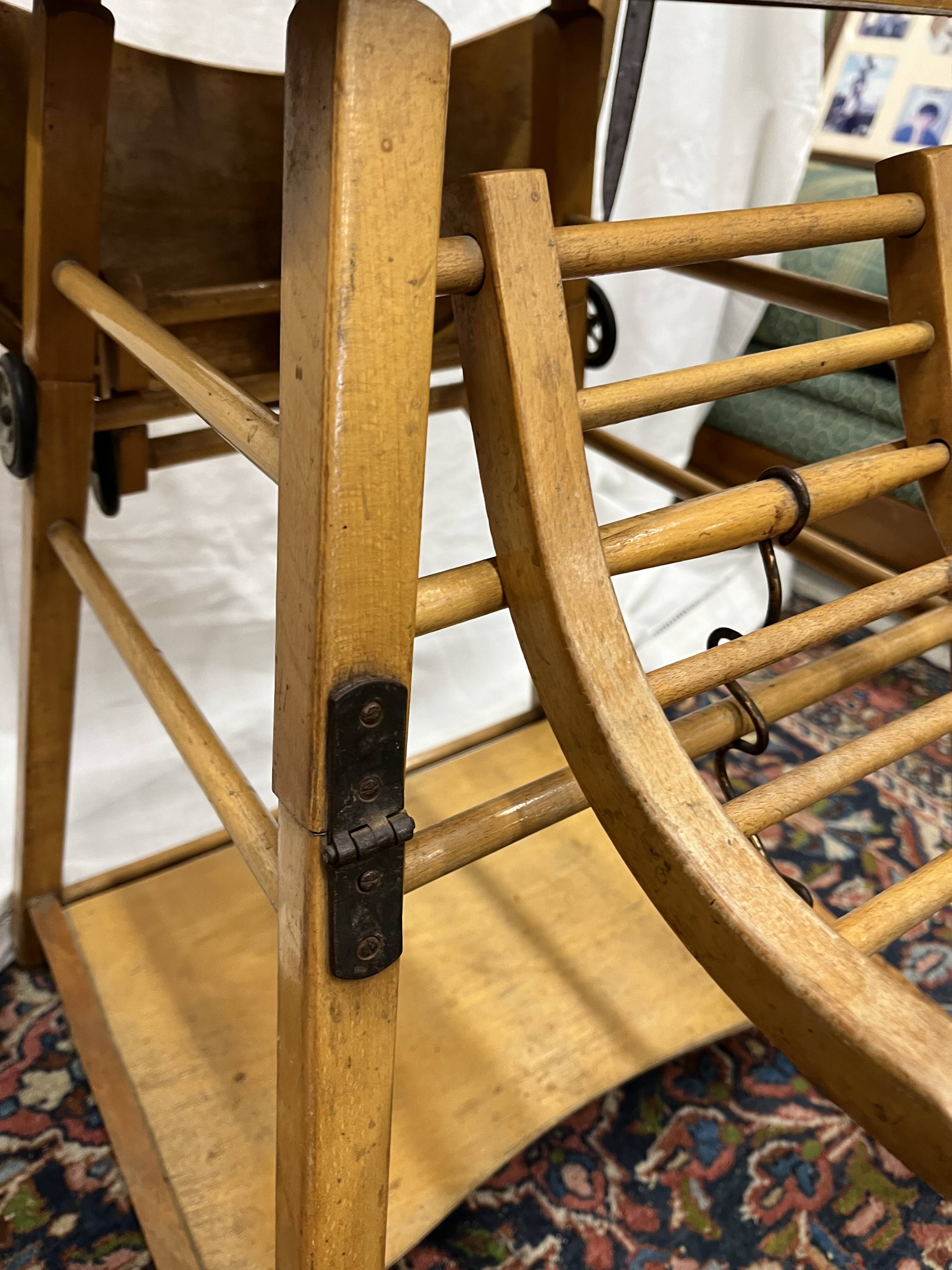 Chaise haute bébé en bois vintage