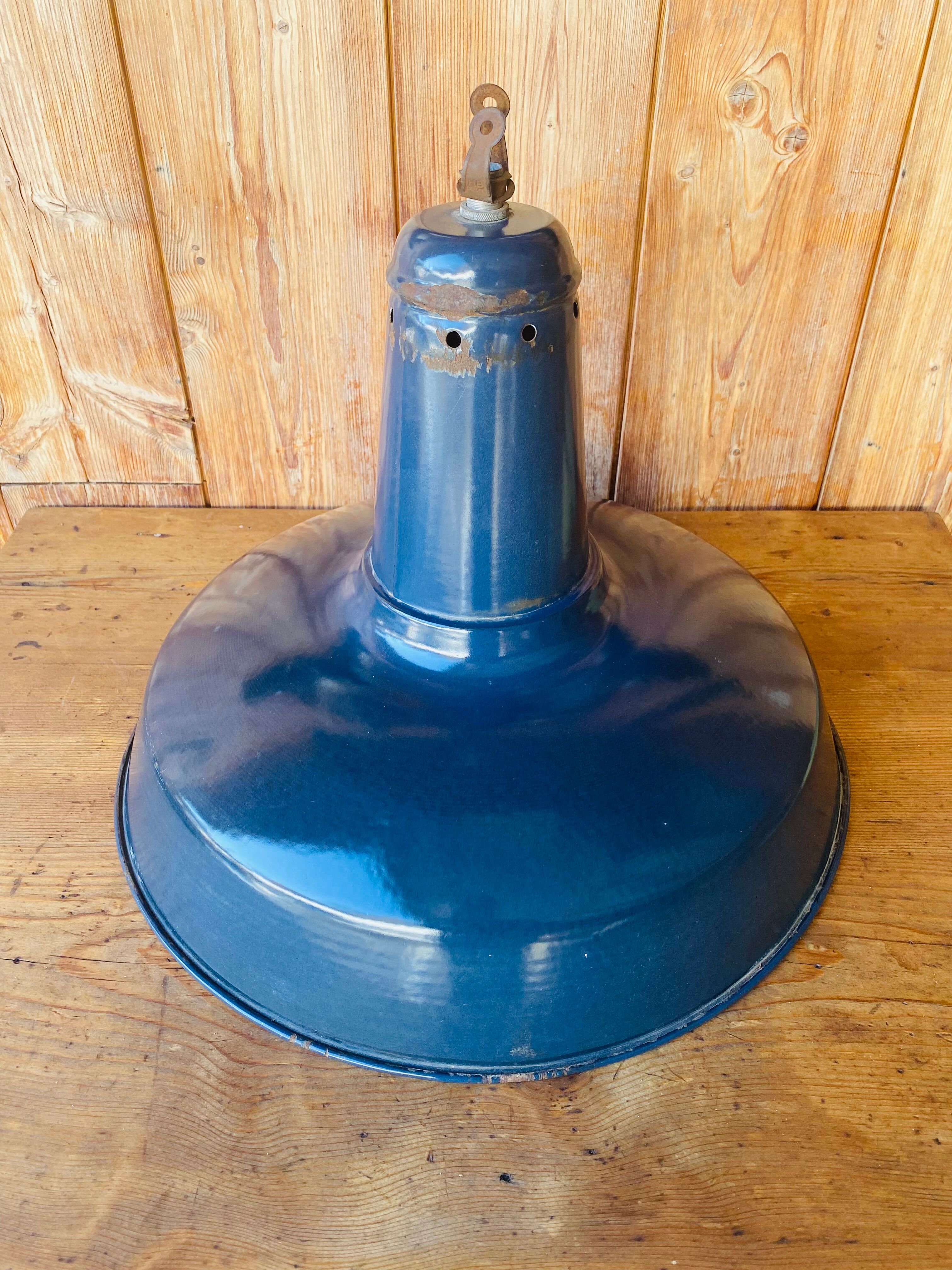 Workshop suspension in blue enamelled sheet metal white interior