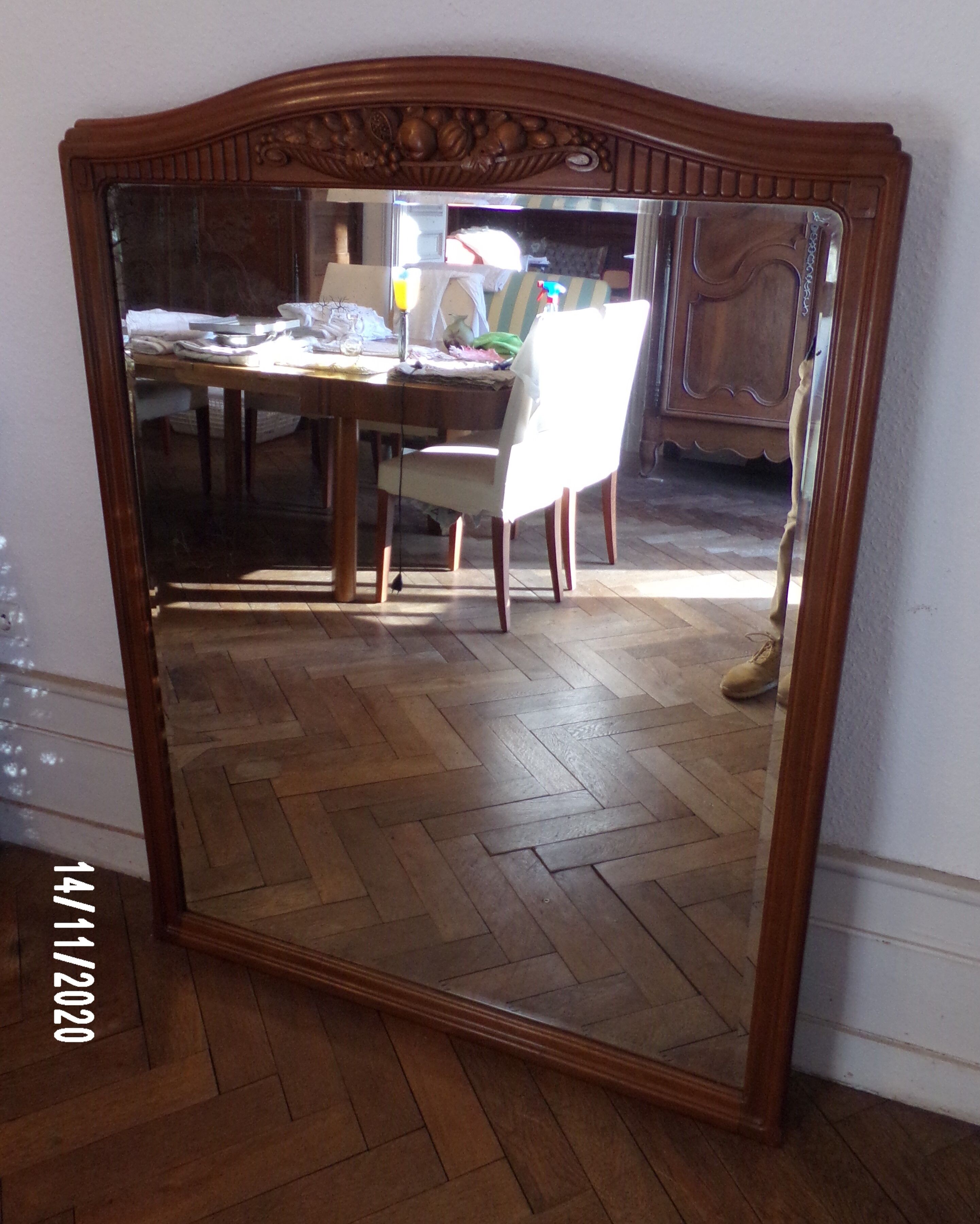 Large bevelled vintage mirror in carved walnut 110x146cm