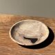 Vide poche, plat ou assiette circulaire en bois pétrifié beige tache noire