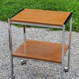 Desserte roulante design des années 70 en métal chromé et doubles plateaux placage formica bois