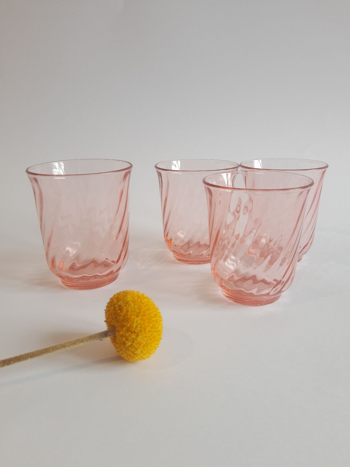 Set de 4 verres à eau en verre rose torsadé vintage