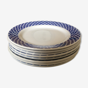 8 assiettes en faïence des annèes 30, fond blanc, entourage bleu