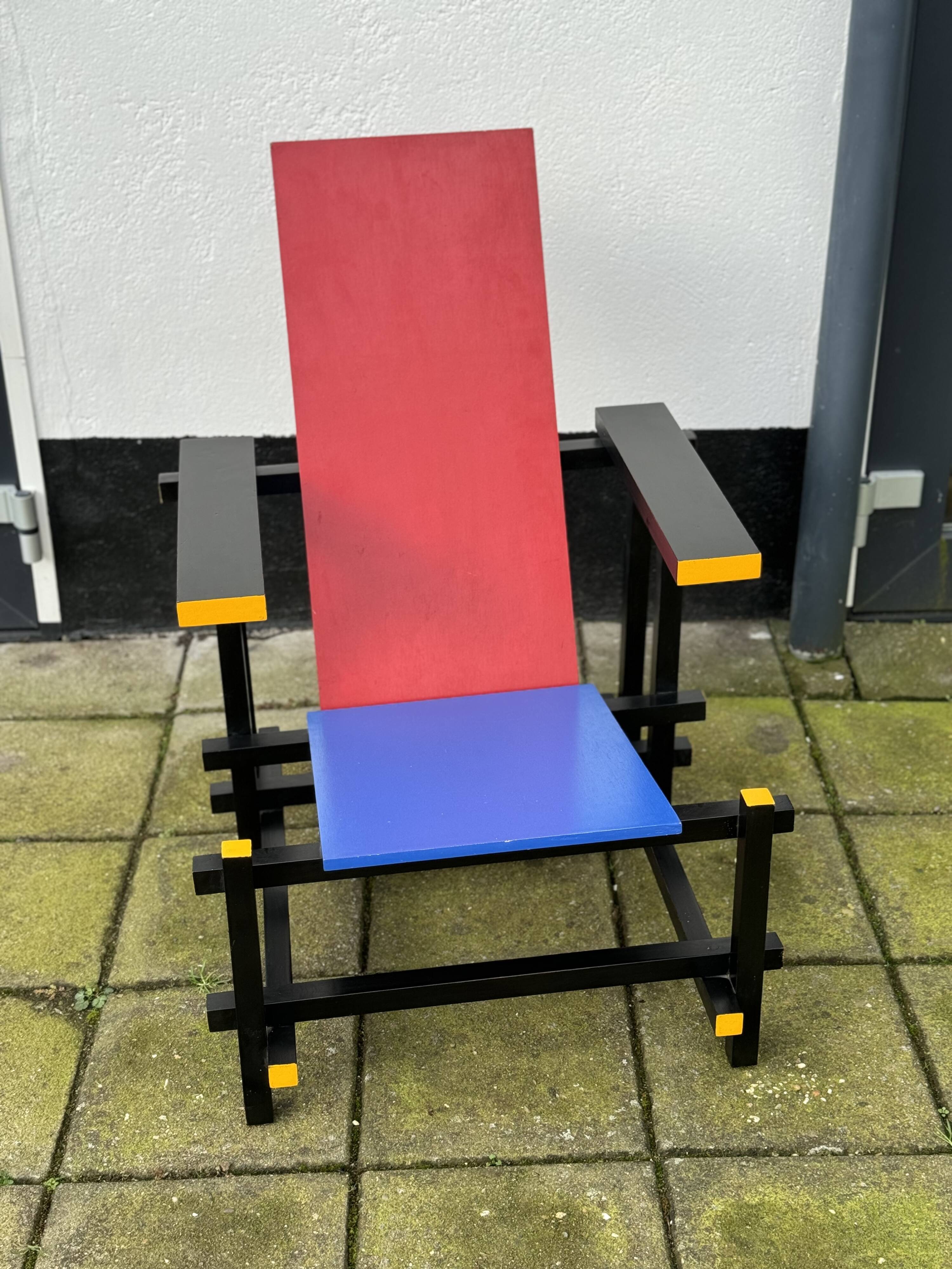 Reproduction de chaise rouge et bleue Rietveld