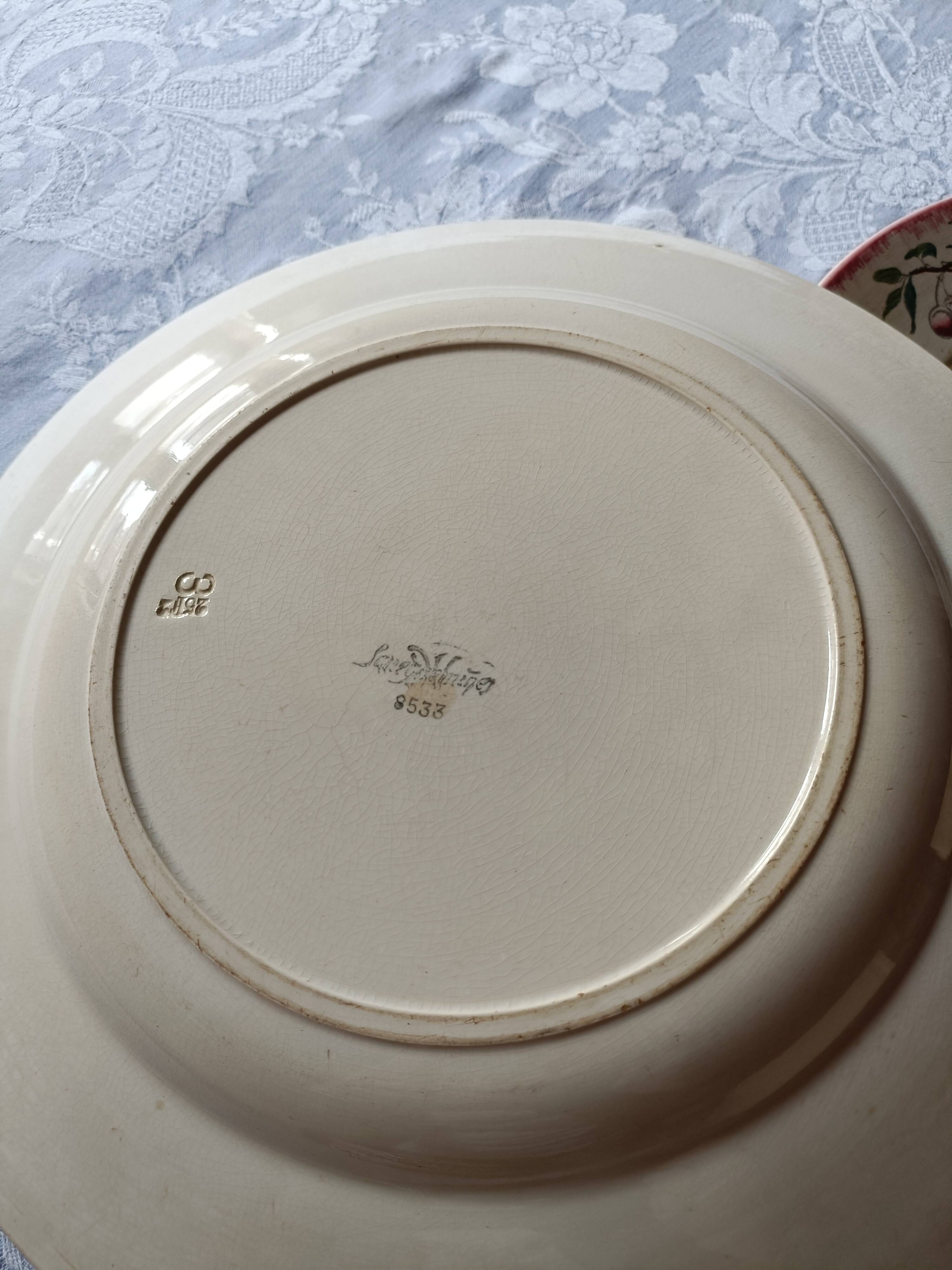 Rares, 6 assiettes et 2 grands plats Sarreguemines décor cerises