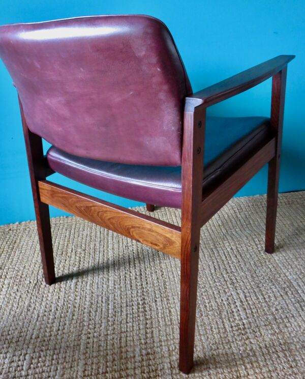 Paire de fauteuils en palissandre de Rio et cuir prune, Danemark 1960