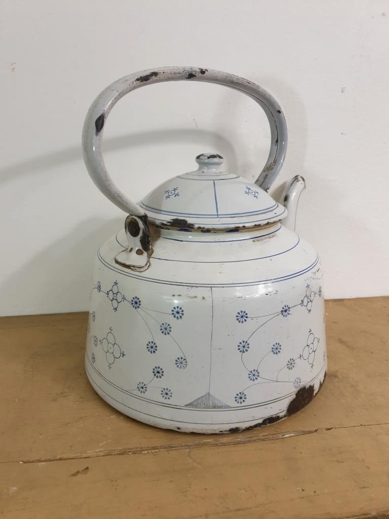 Antique enamelled kettle - Vintage kettle