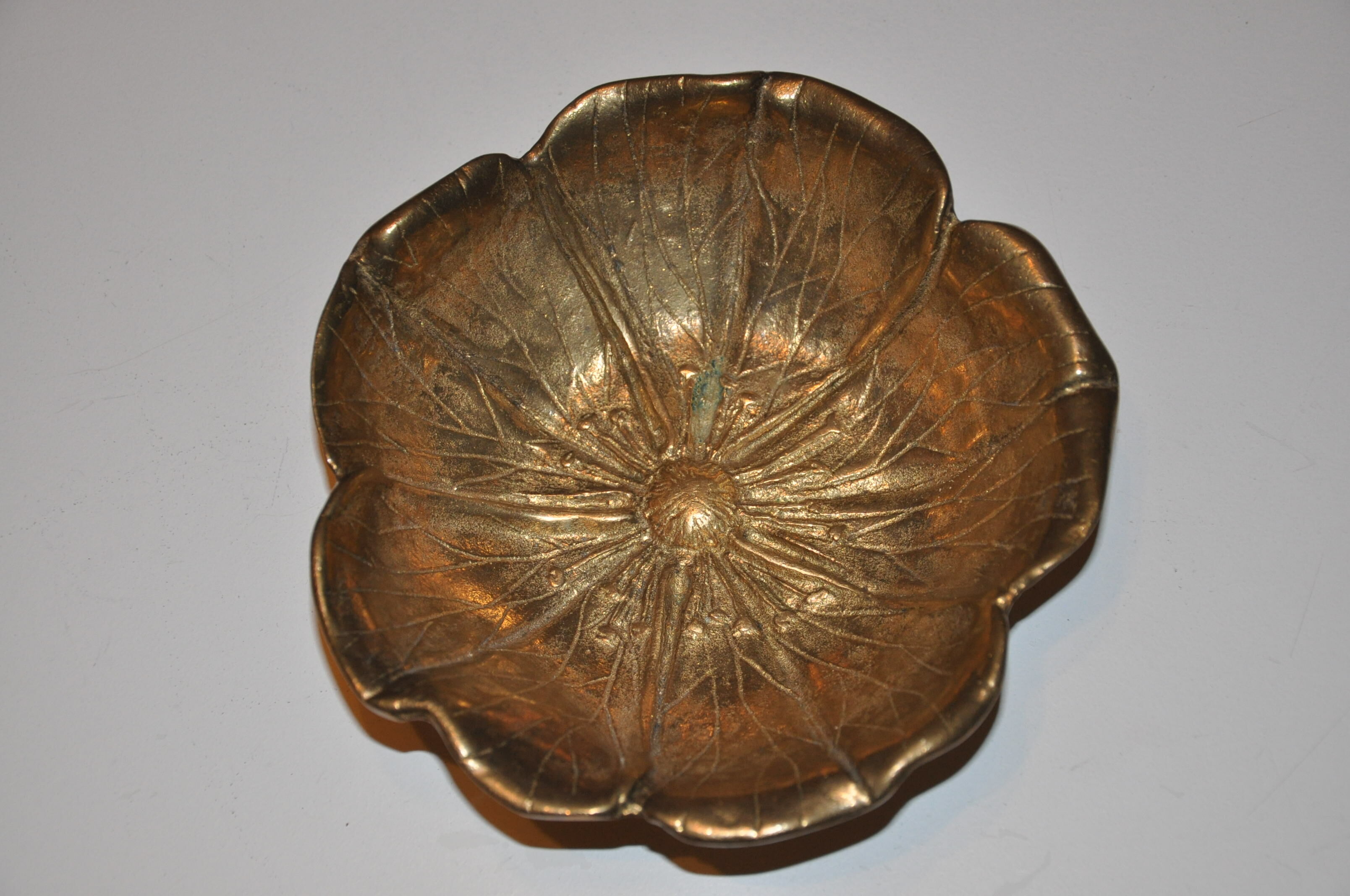 Empty-pocket flower in solid brass