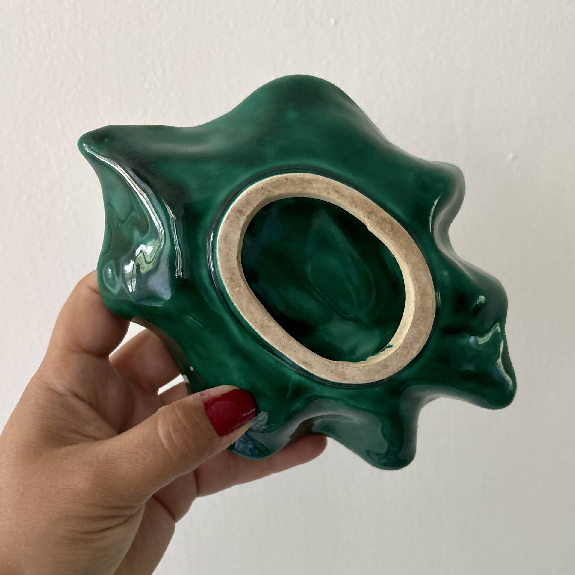Set of 2 vintage leaf-shaped dishes in majolica.