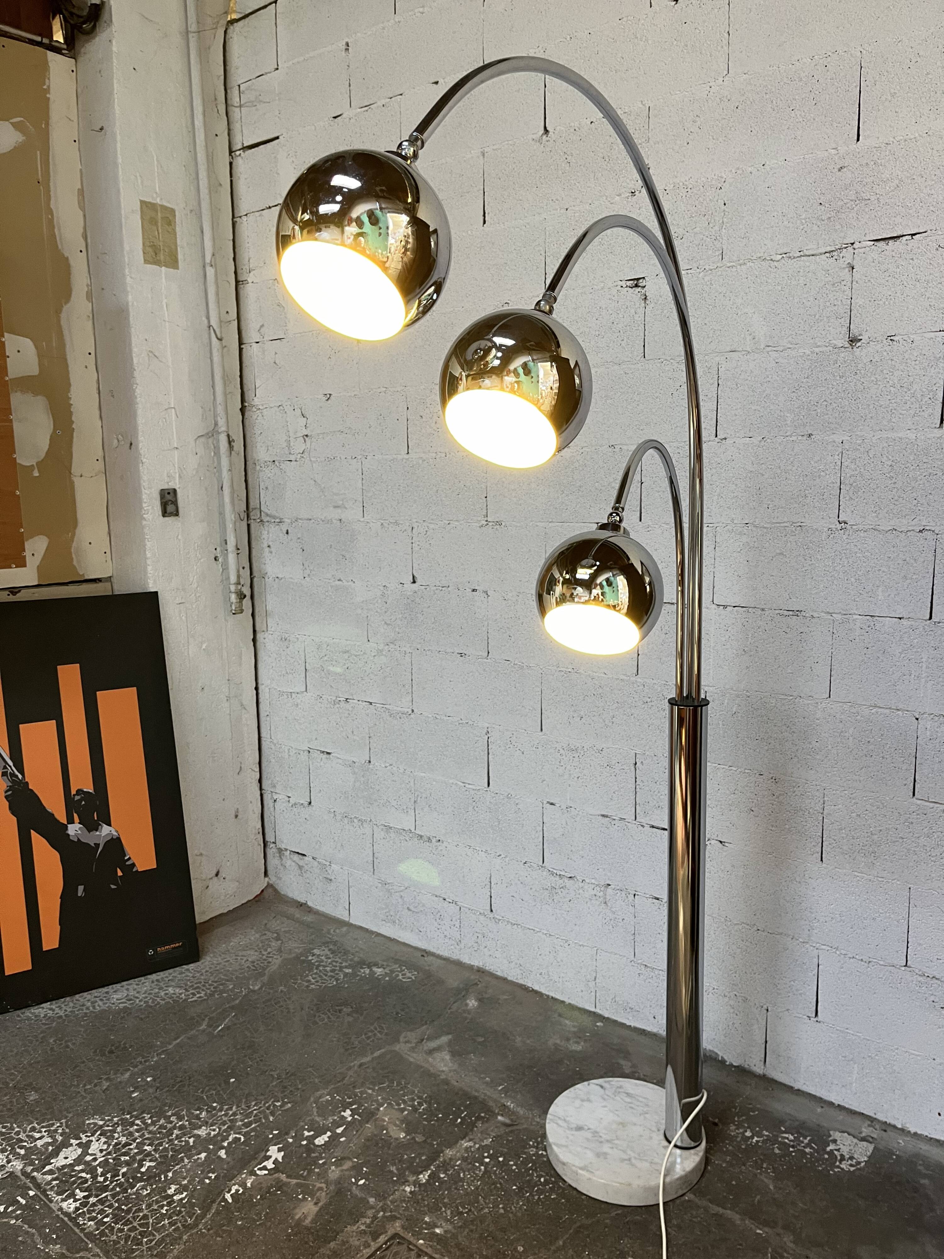 Lily of the valley floor lamp 1970 design Goffredo Reggiani