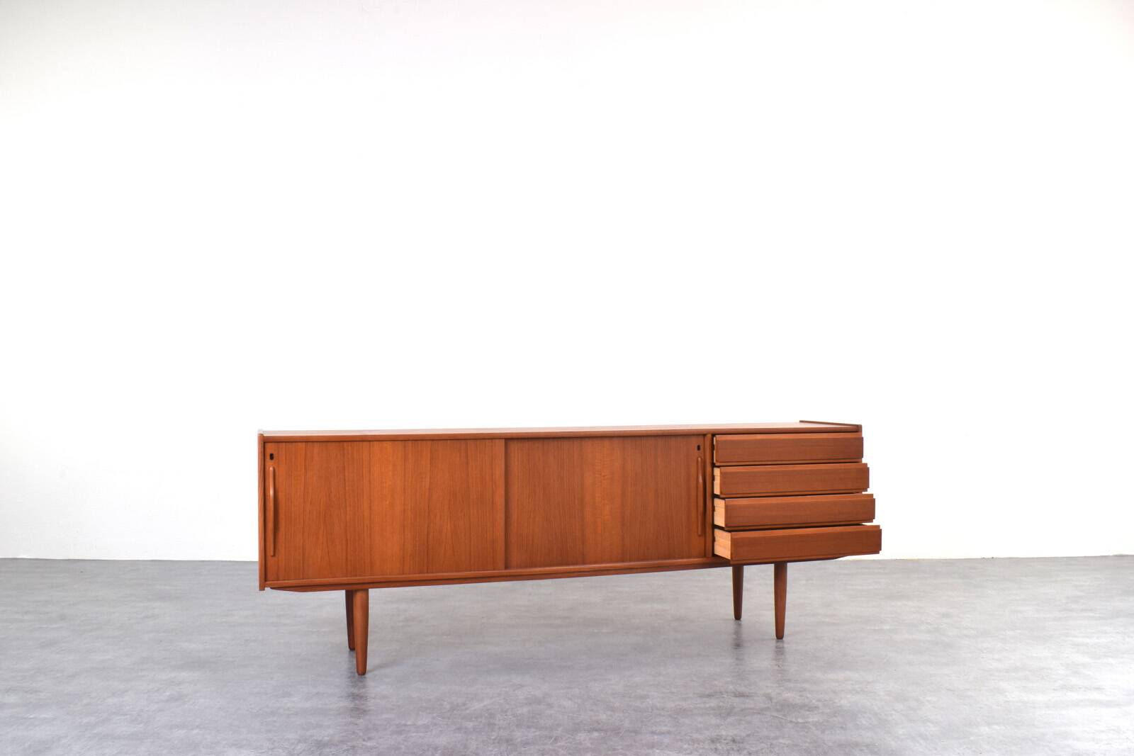 Buffet en teck danois du milieu du siècle, années 1960.