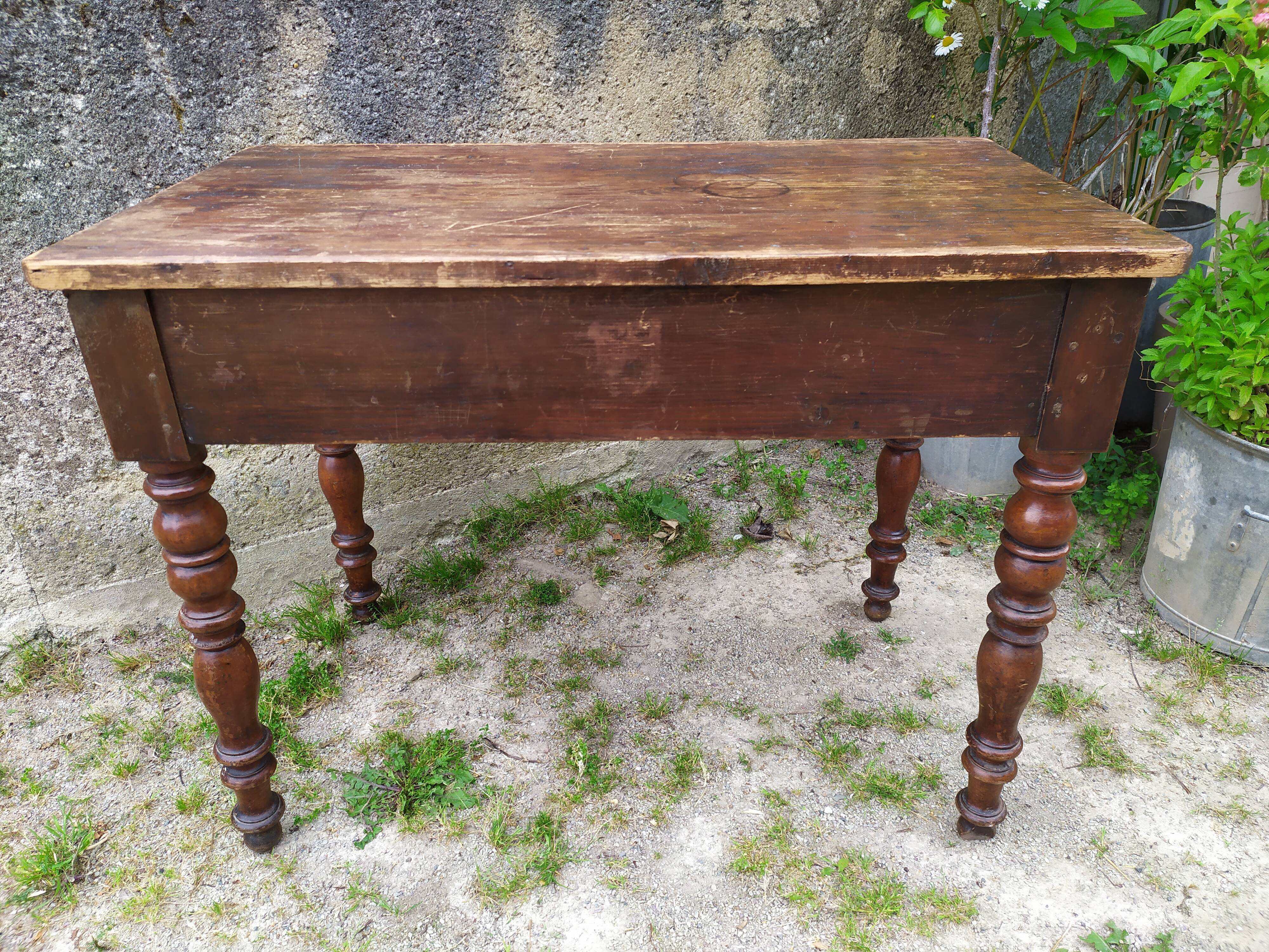 Desk with turned legs