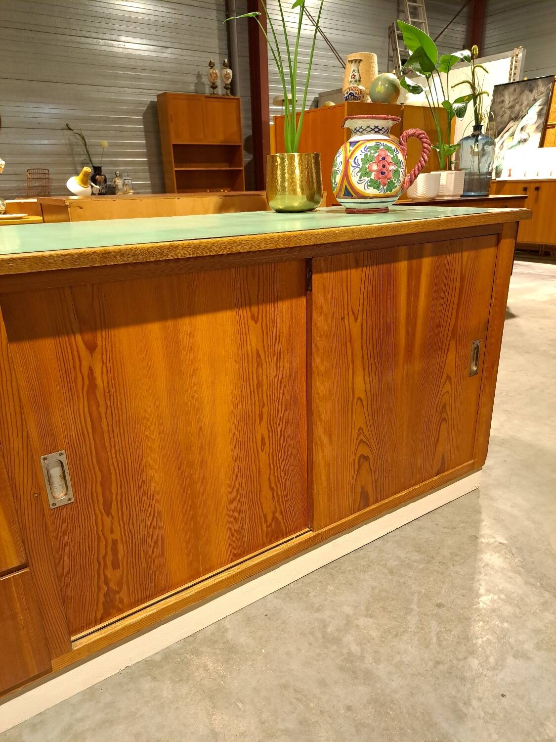 meuble de métier en bois ancien avec lame en formica