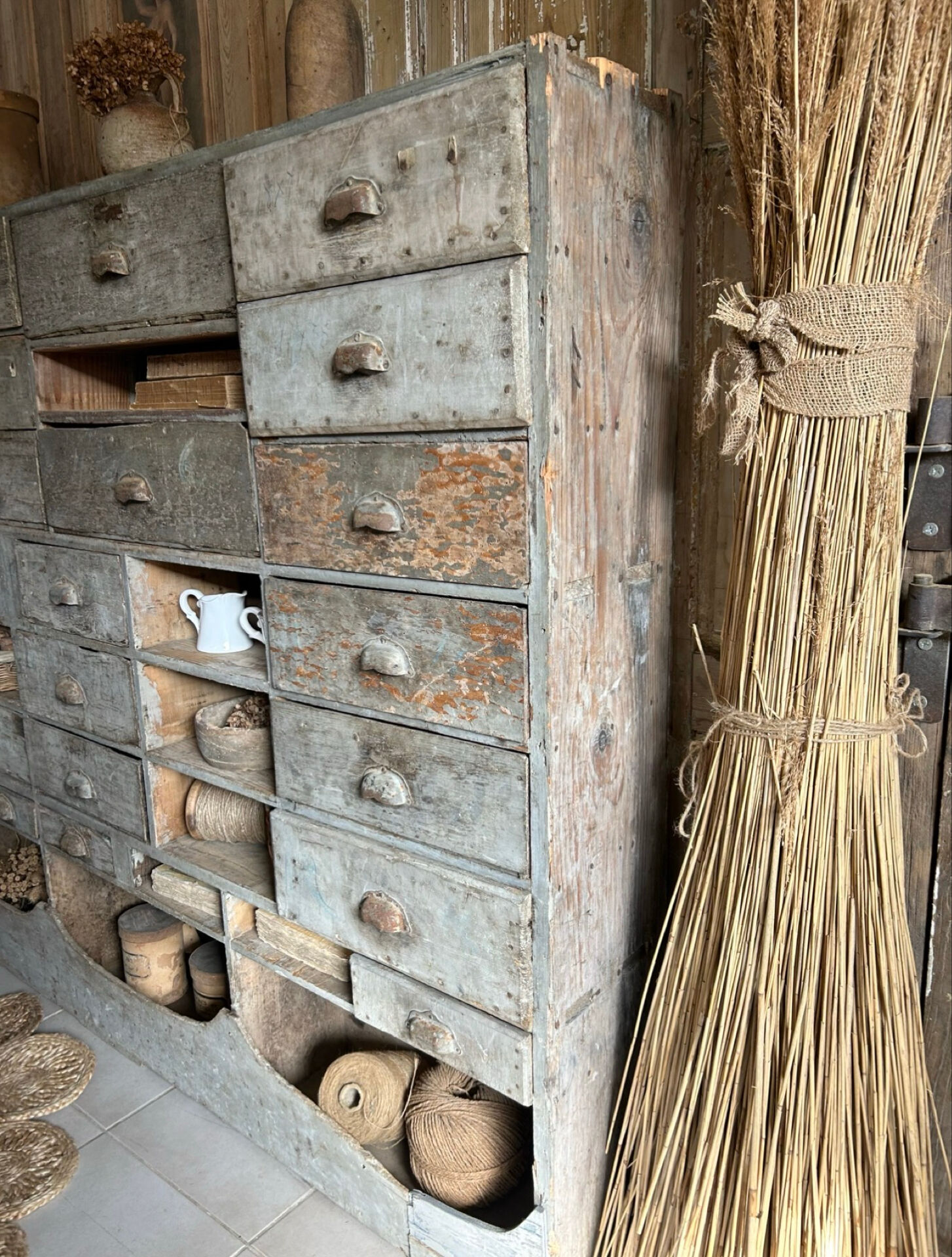 Ancien meuble de quincaillerie, meuble de métier