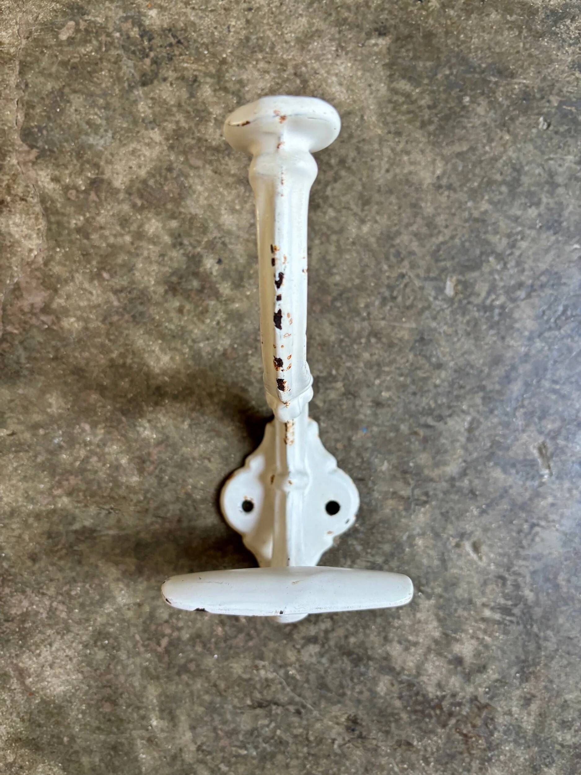 Patère murale en fonte de fer blanche