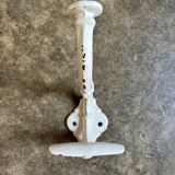 Patère murale en fonte de fer blanche