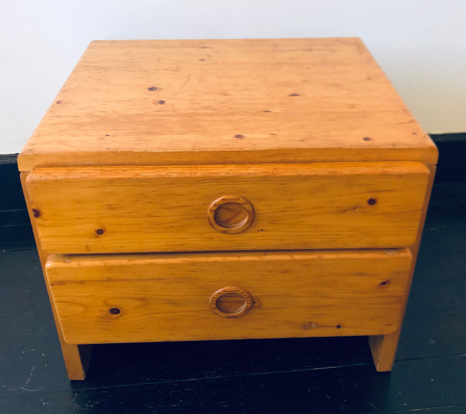 Bedside table assigned to Charlotte Perriand for Les Arcs, in pine, circa 1960.