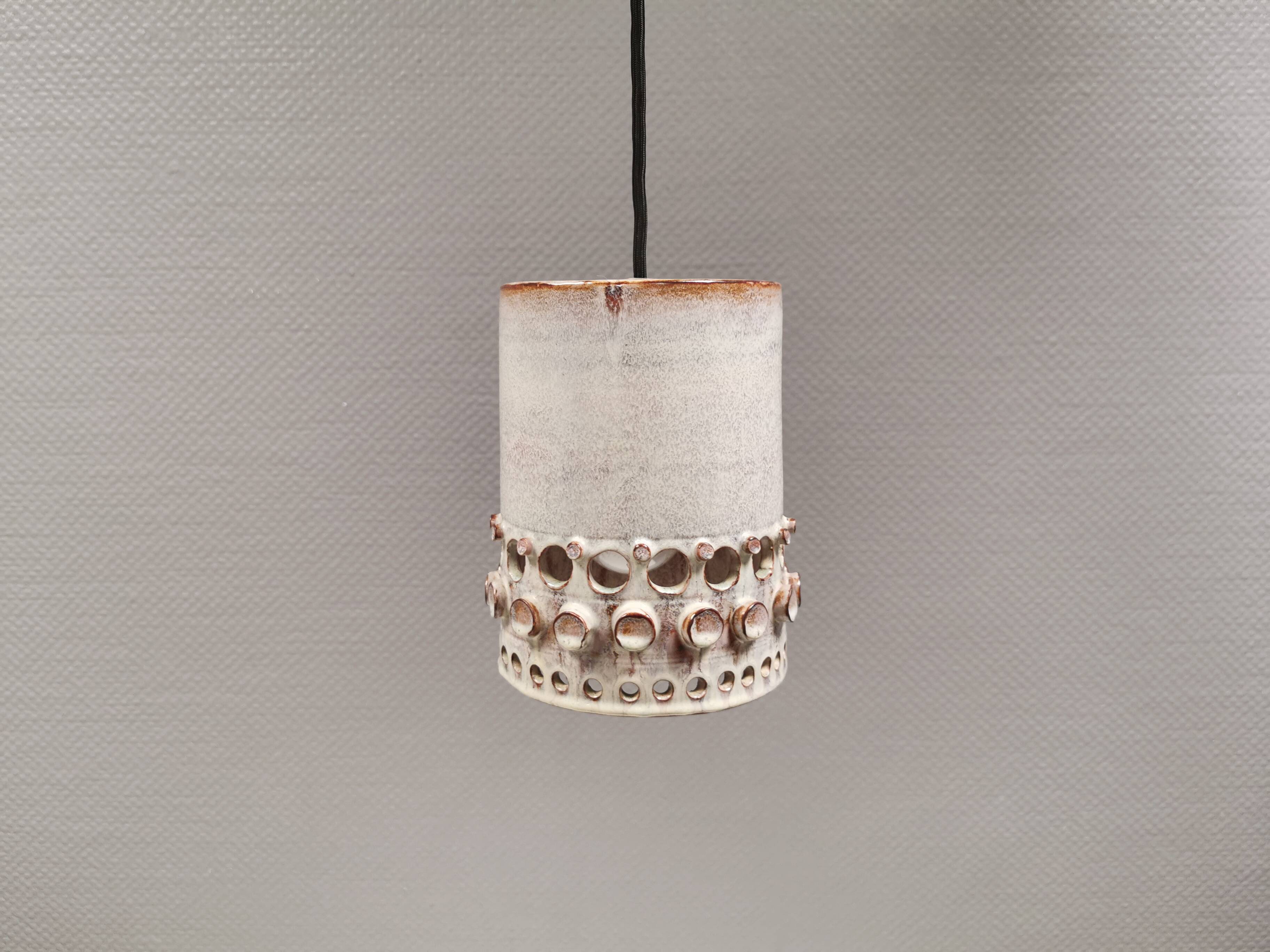 Beautiful, cylinder-shaped hanging lamp in ceramic.