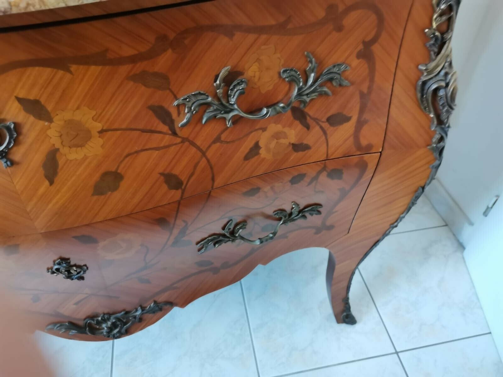 Old chest of drawers style louis 15