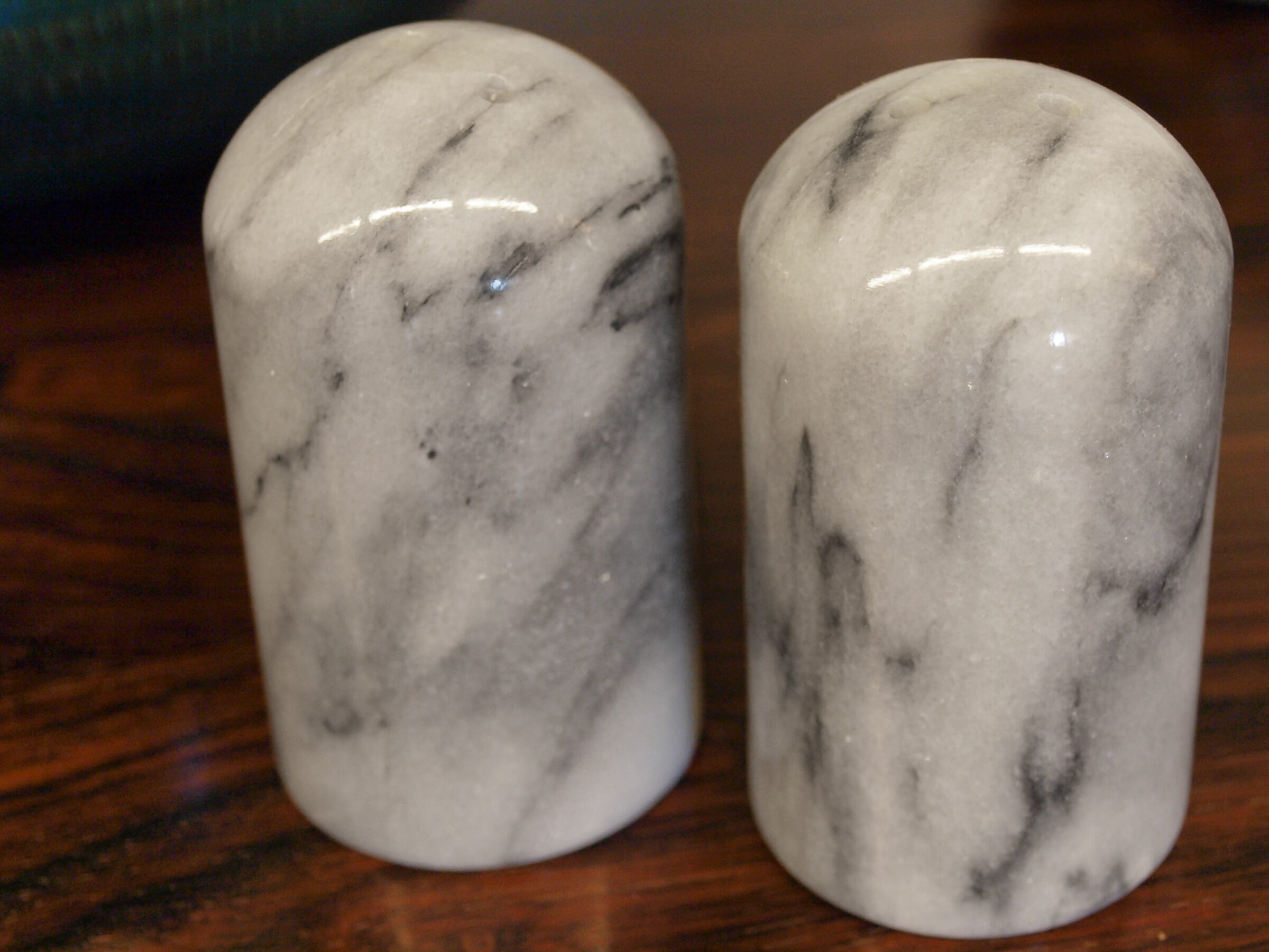 Salt and pepper shaker in Carrara marble