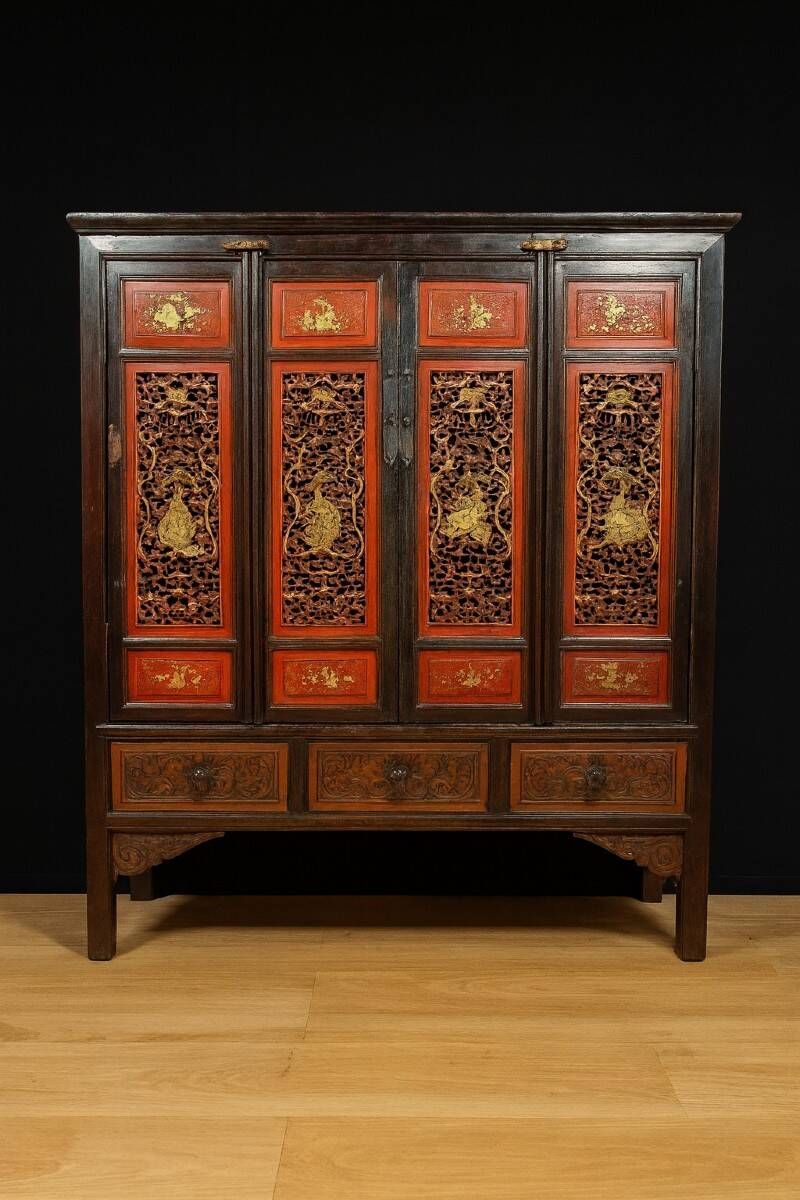China 19th century: Red lacquer cabinet with gilding from the Qing Dynasty.