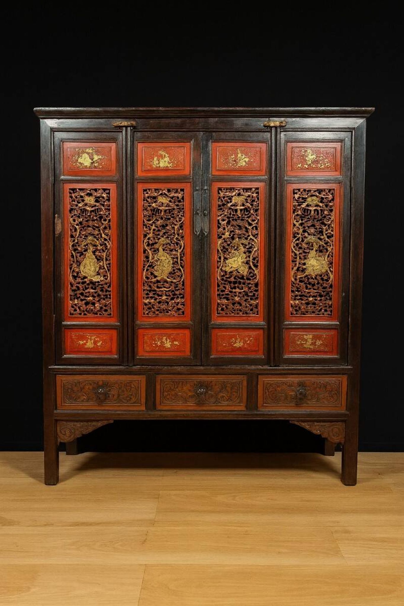 China 19th century: Red lacquer cabinet with gilding from the Qing Dynasty.