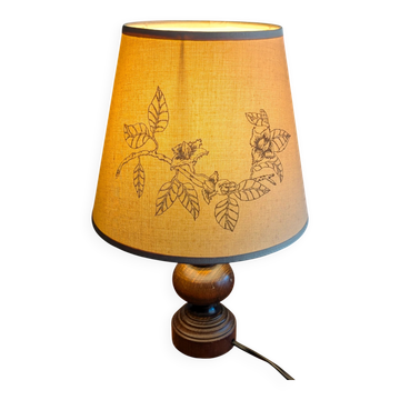 Lampe de table rustique Pied en bois tourné foncé et abat-jour clair 1970's