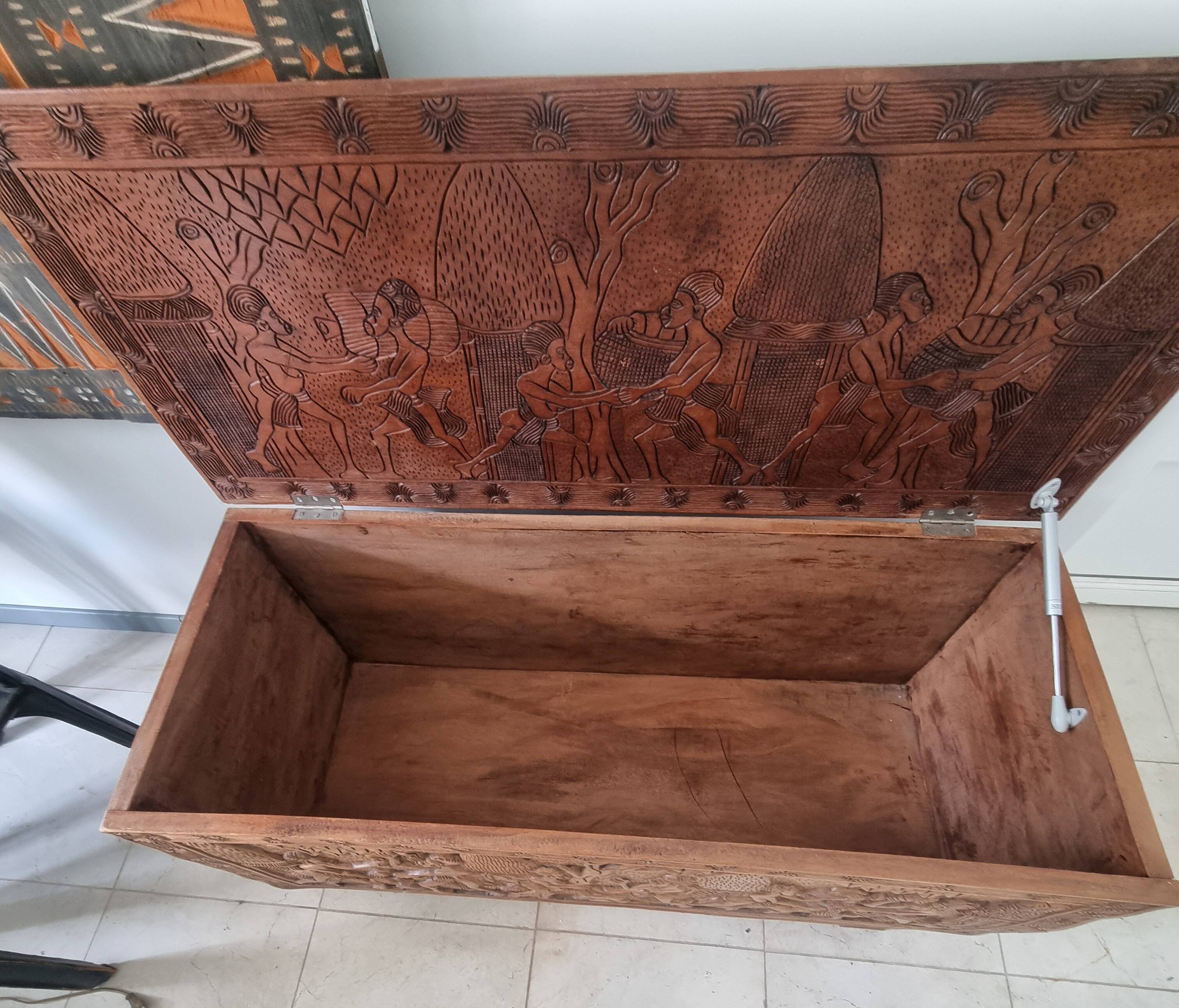Coffre en bois exotique sculpté