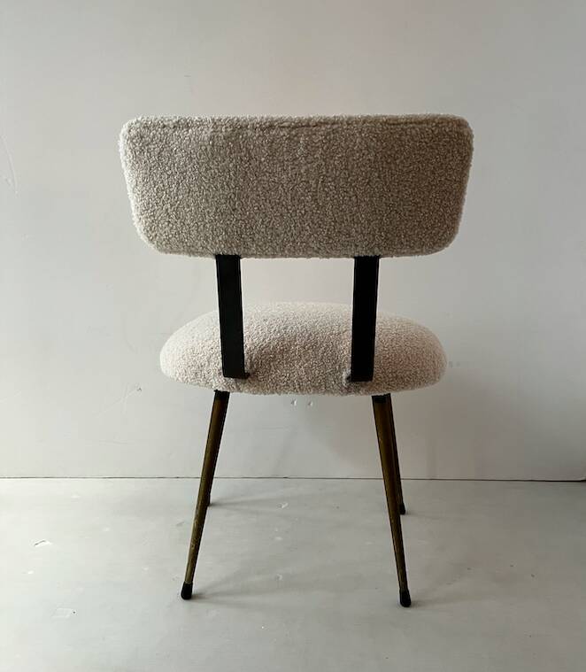 Low seat in metal and white boucle fabric.