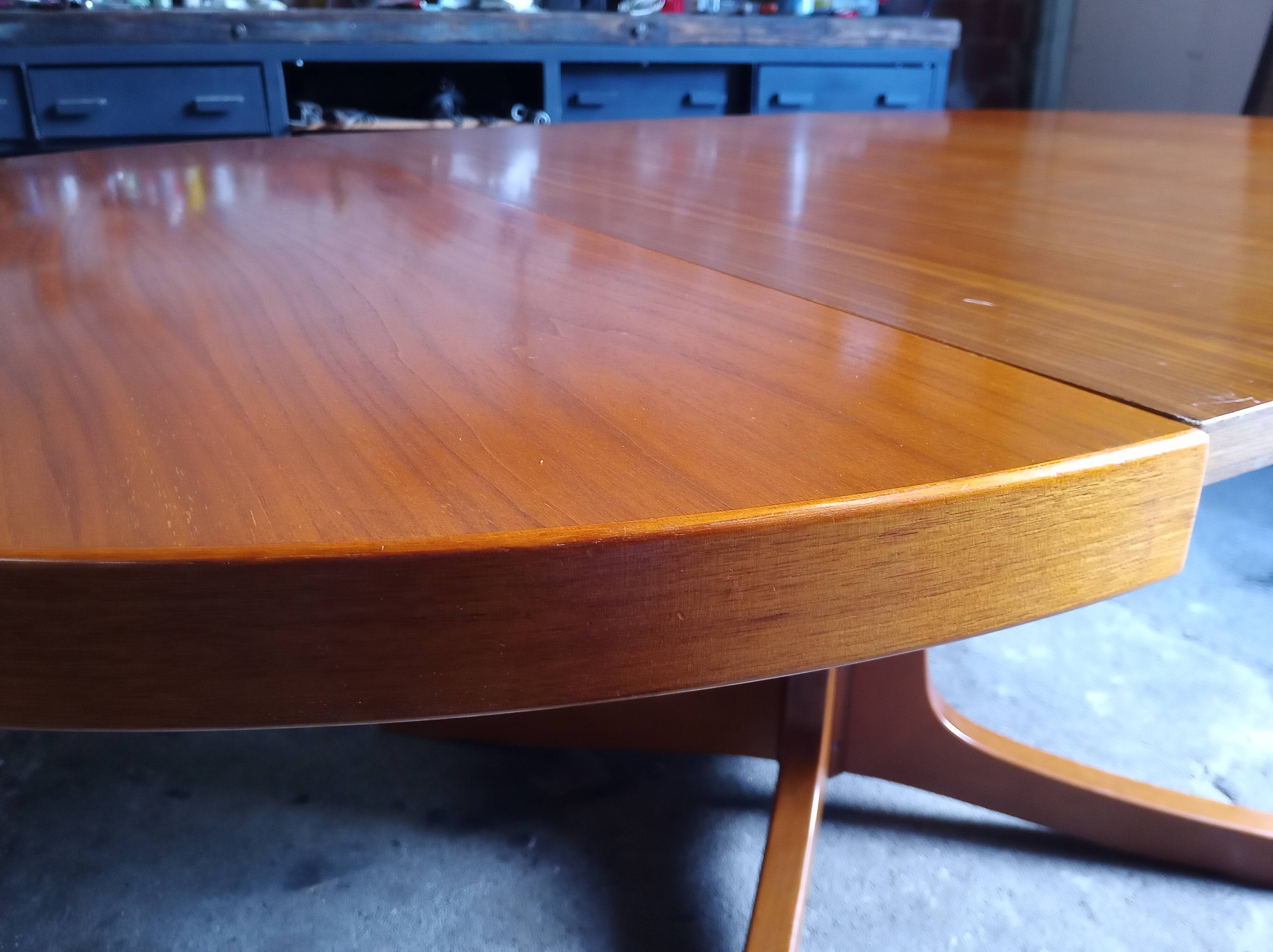 Scandinavian extending table