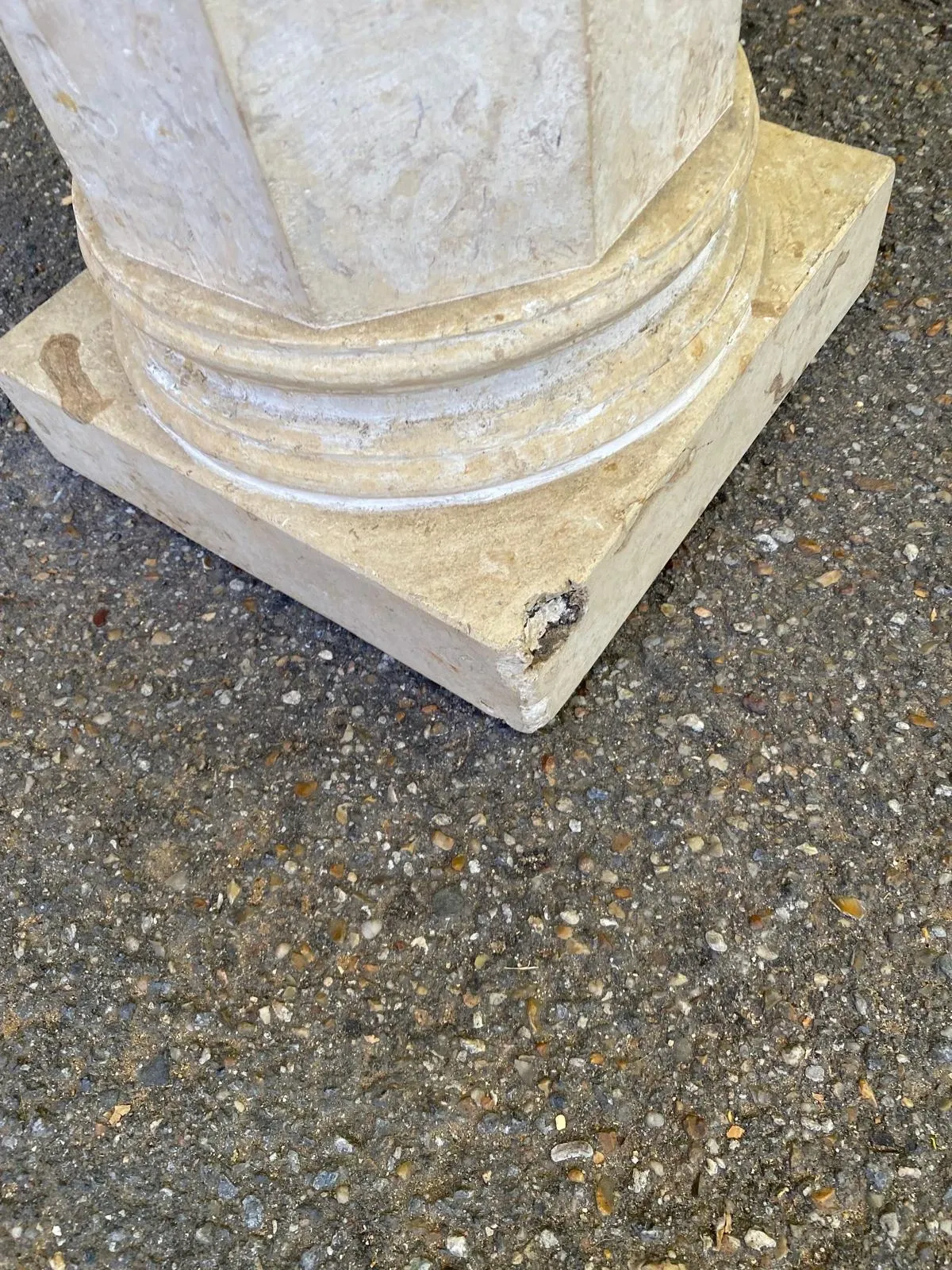 Natural stone pedestal column in beige marble, neoclassical style, 77cm.