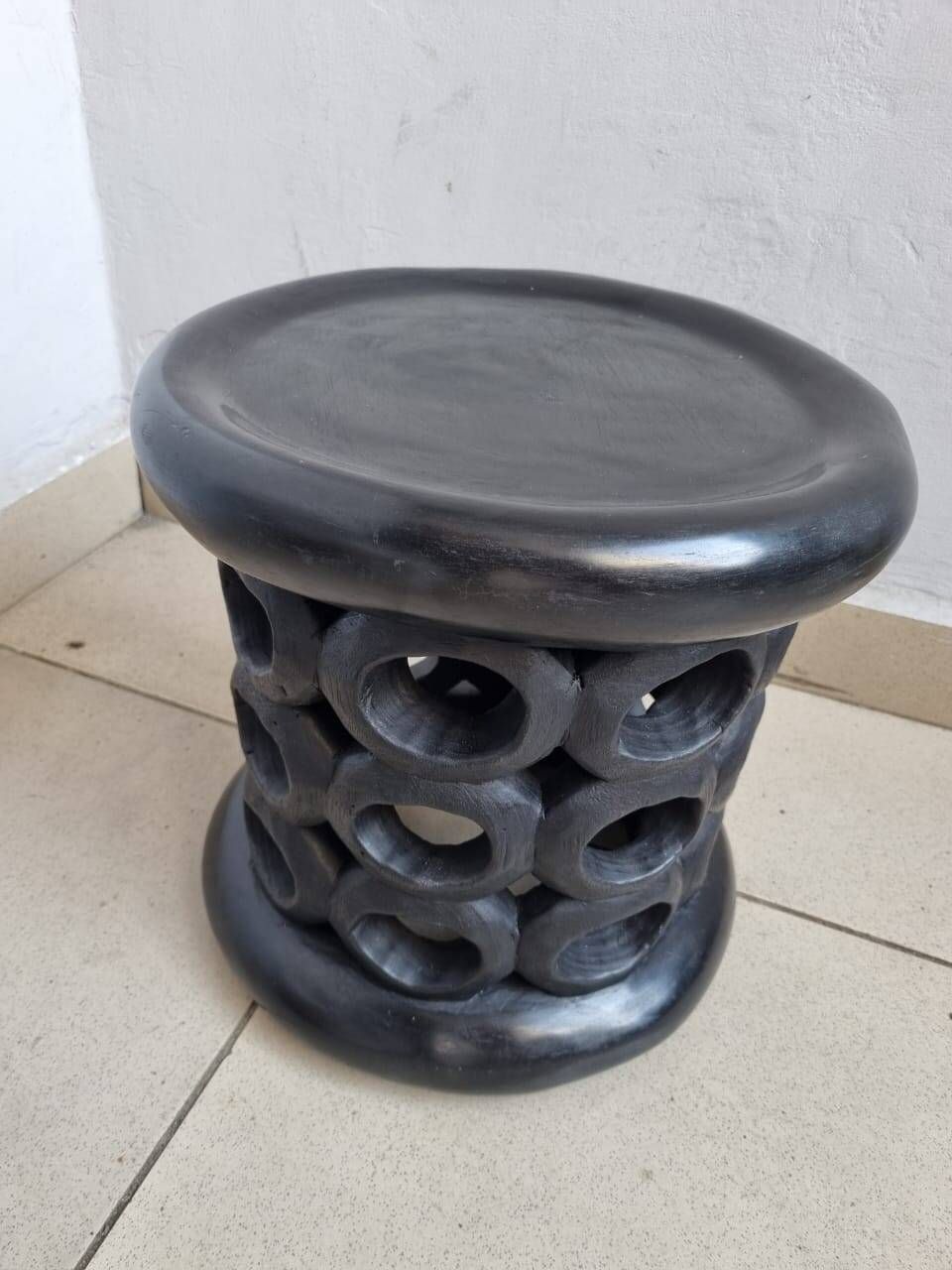 Bamiléké black stool in carved wood with rings – 33 × 35 cm
