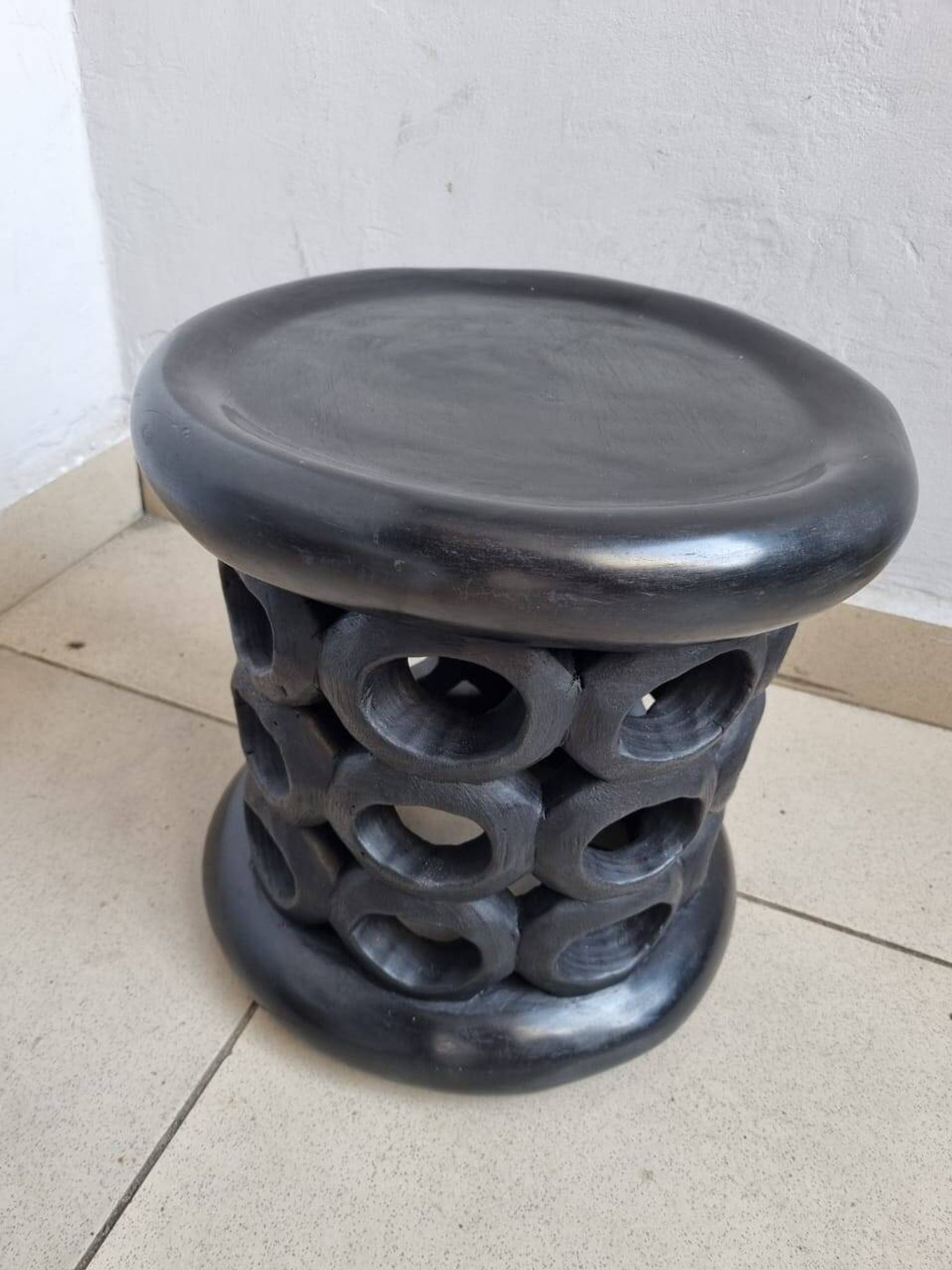 Bamiléké black stool in carved wood with rings – 33 × 35 cm