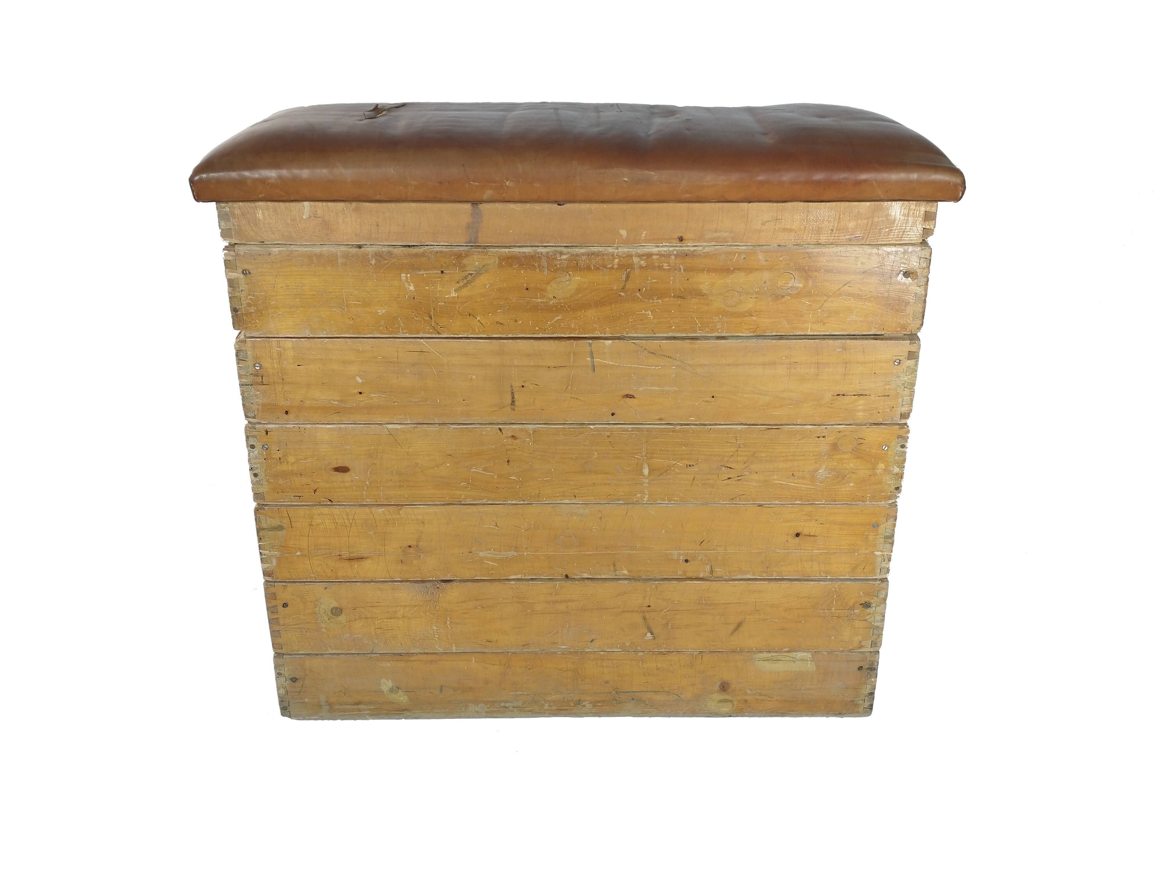 Antique wooden and leather gymnastic box with a jumping hill, 1930er
