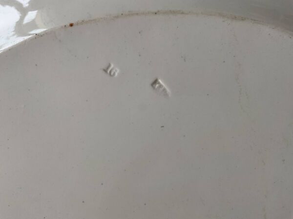 Grand plat ovale terre de fer faïencerie Keeling modèle « Victoria »